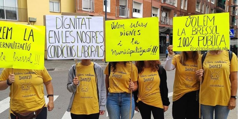 Protesta de les treballadores de l'escola bressol Sol Solet durant la 25a bicicletada del Mercat. FOTO: IG @solsoletenlluita.rubi