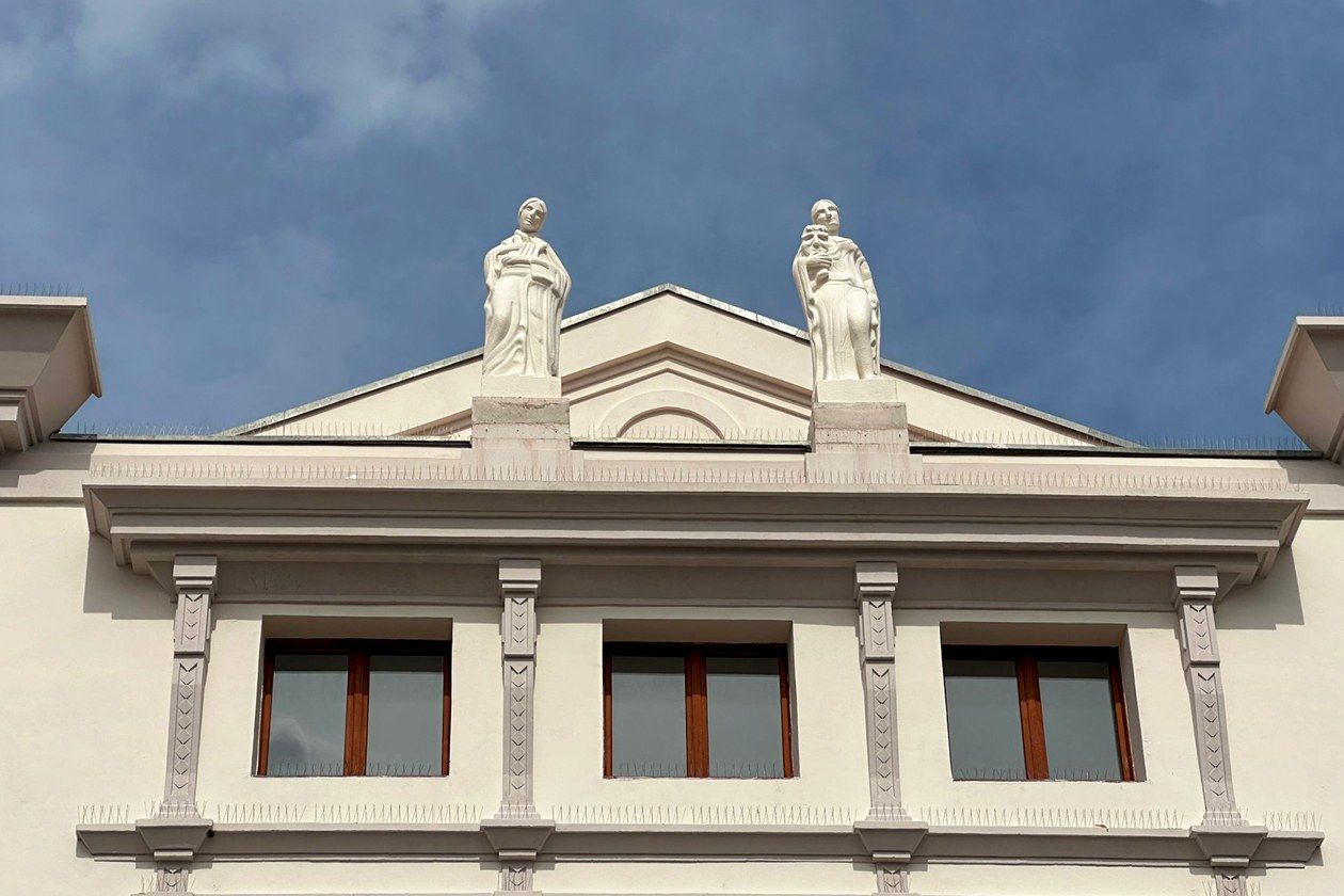 Les muses tornen a coronar la façana del Casino. FOTO: Ajuntament de Rubí - Localpres