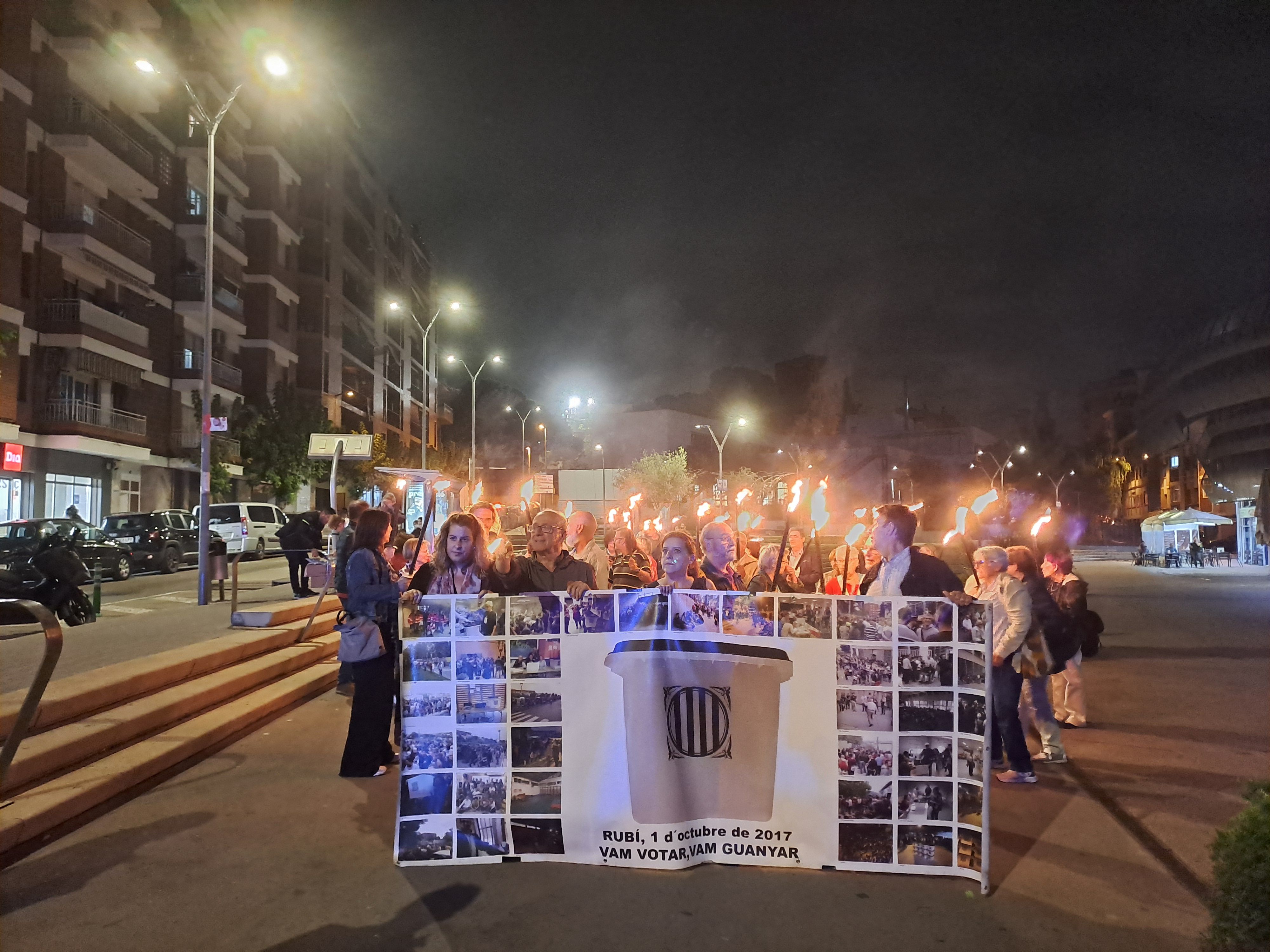 Representants de les entitats sobiranistes encapçalen la marxa de torxes FOTO: Marta Casas