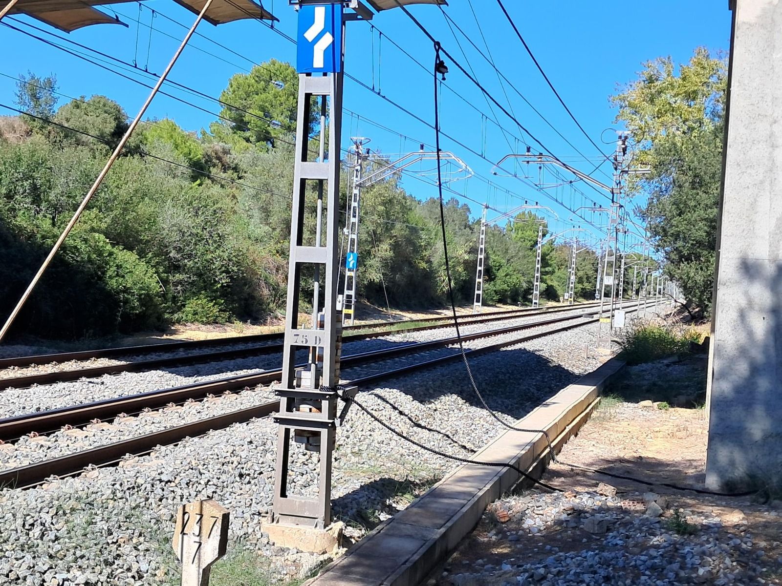 Un acte vandàlic deixa aturat un tren de mercaderies a l'R8 de Rodalies a Rubí. FOTO: Cedida Adif