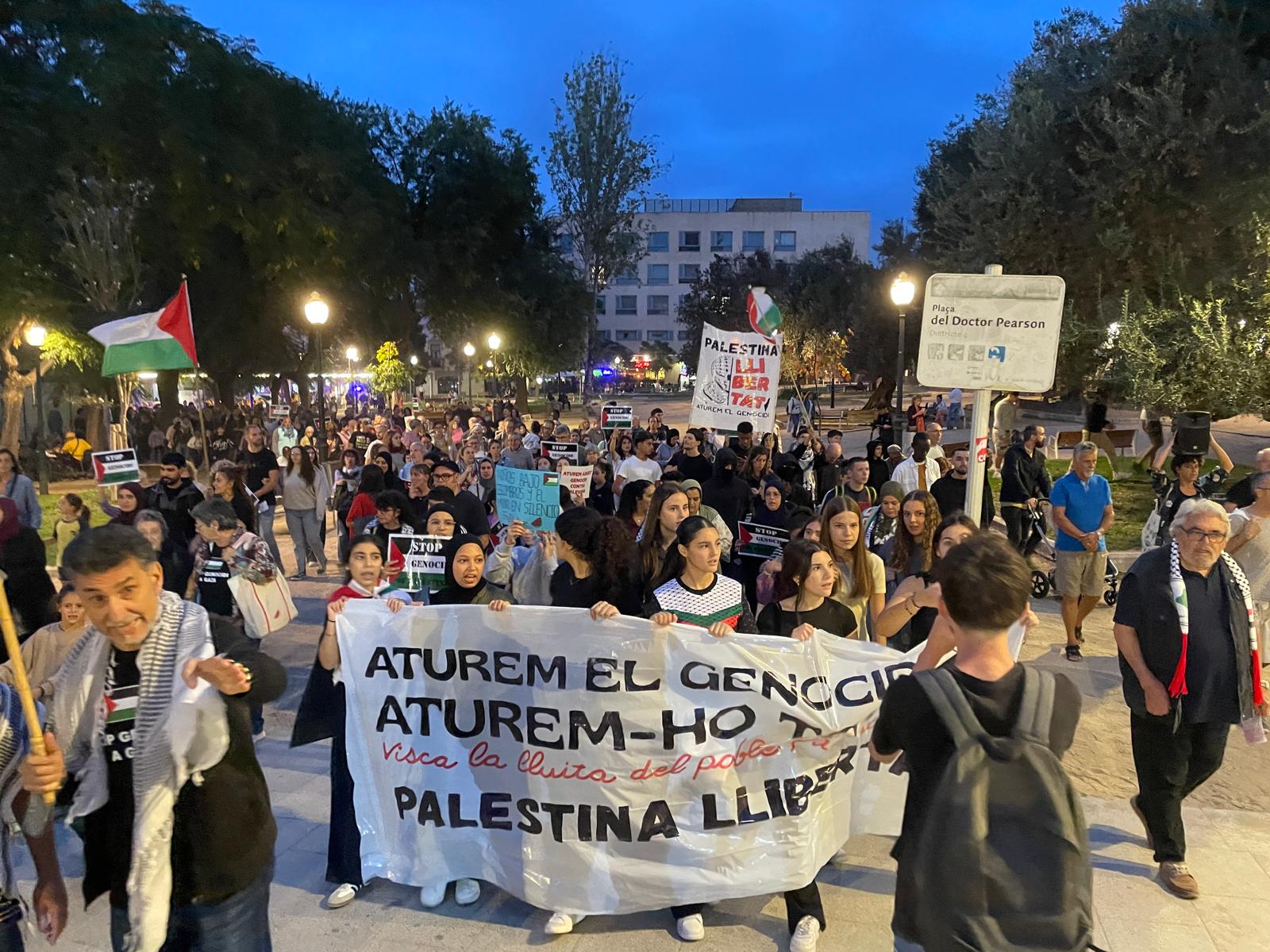 Centenars de persones mostren el seu suport a Palestina en una multitudinària manifestació a Rubí. FOTO: Estela Luengo