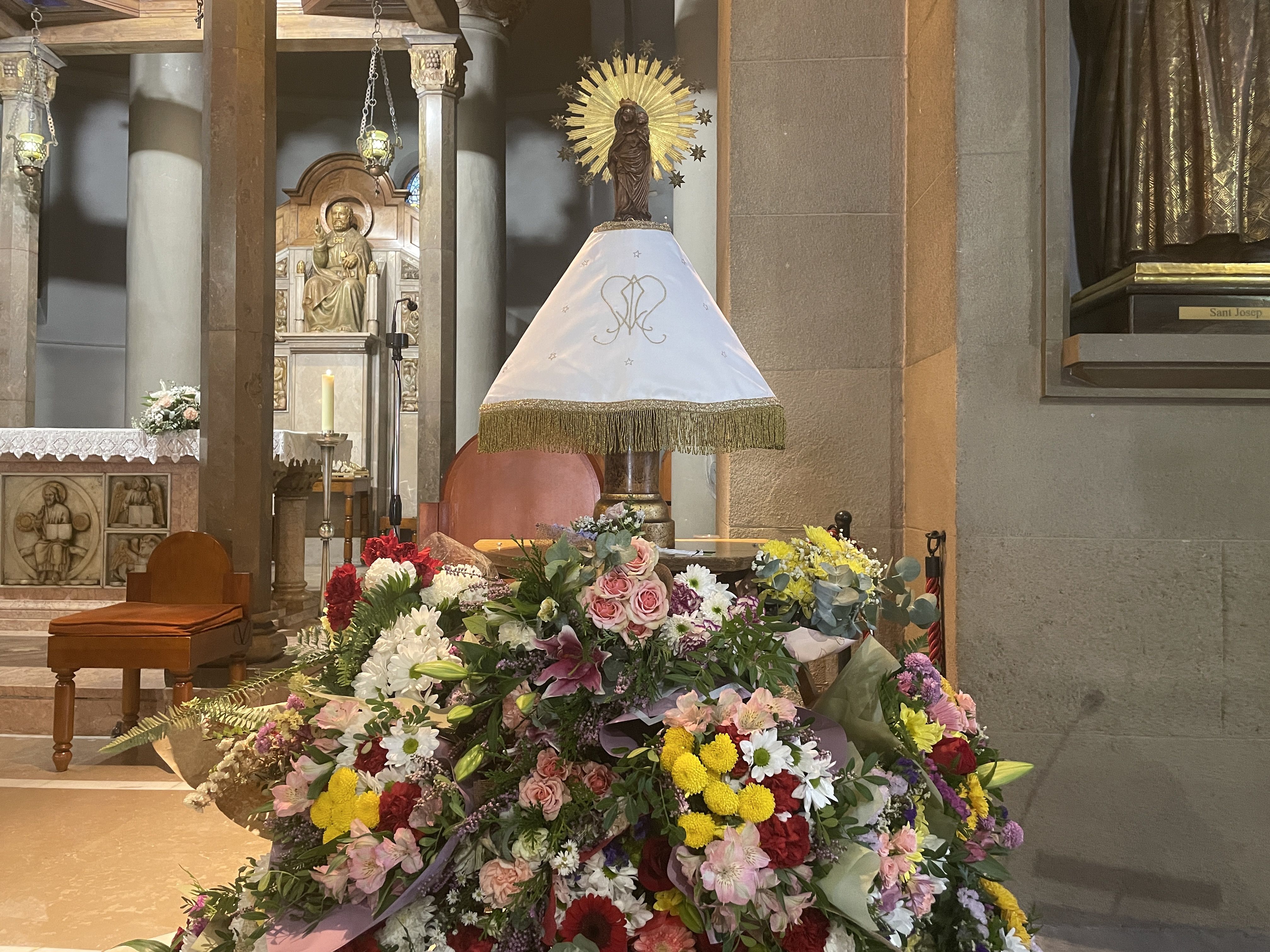 La imatge de la Verge del Pilar amb flors presideix la missa baturra FOTO: Marta Casas