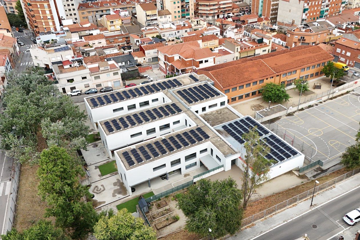 Plaques solars a la coberta de l'escola Mossèn Cinto Verdaguer FOTO: Ajuntament de Rubí