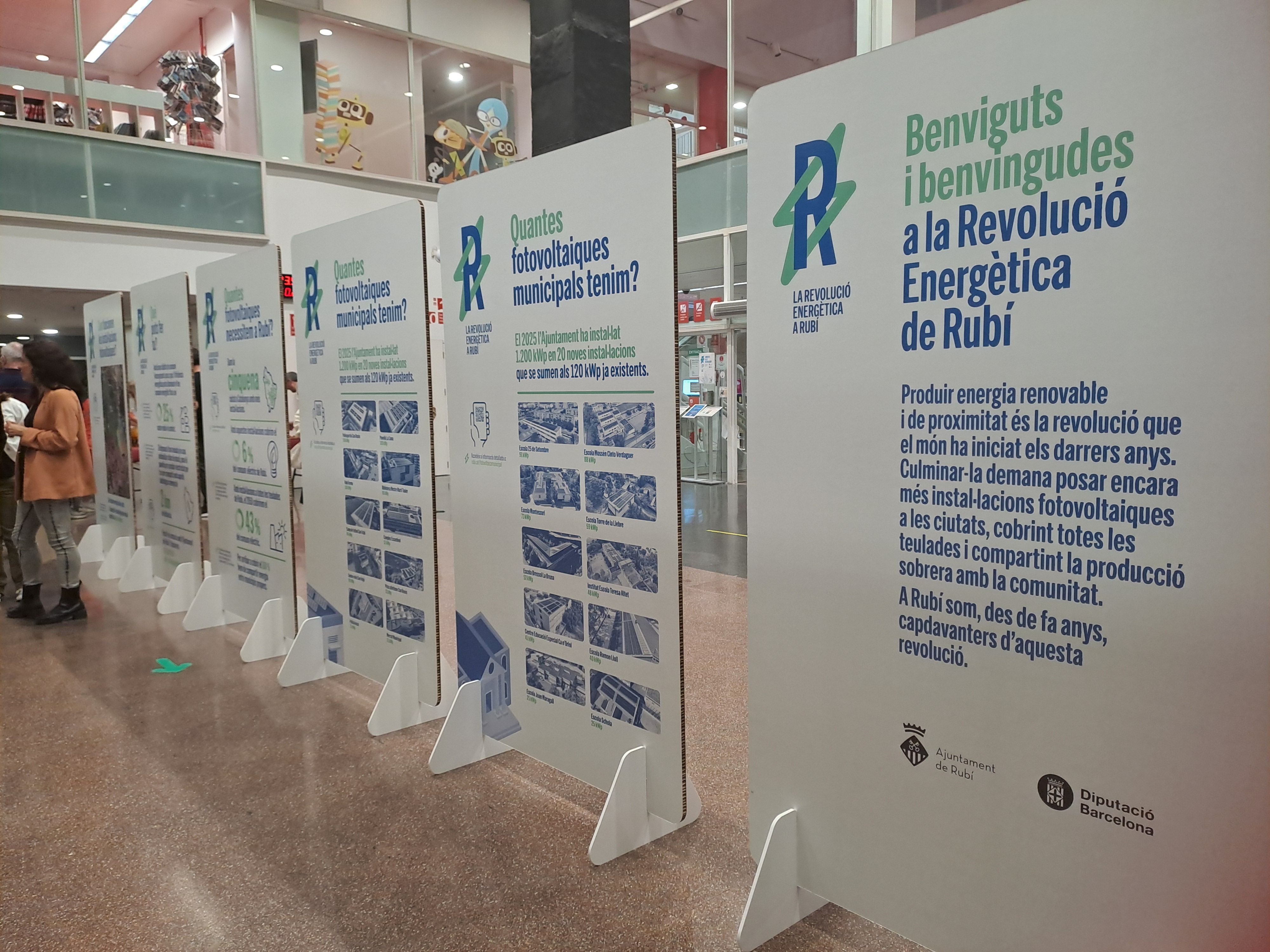 El vestíbul de la Biblioteca acollirà una exposició sobre les energies renovables FOTO: Marta Casas