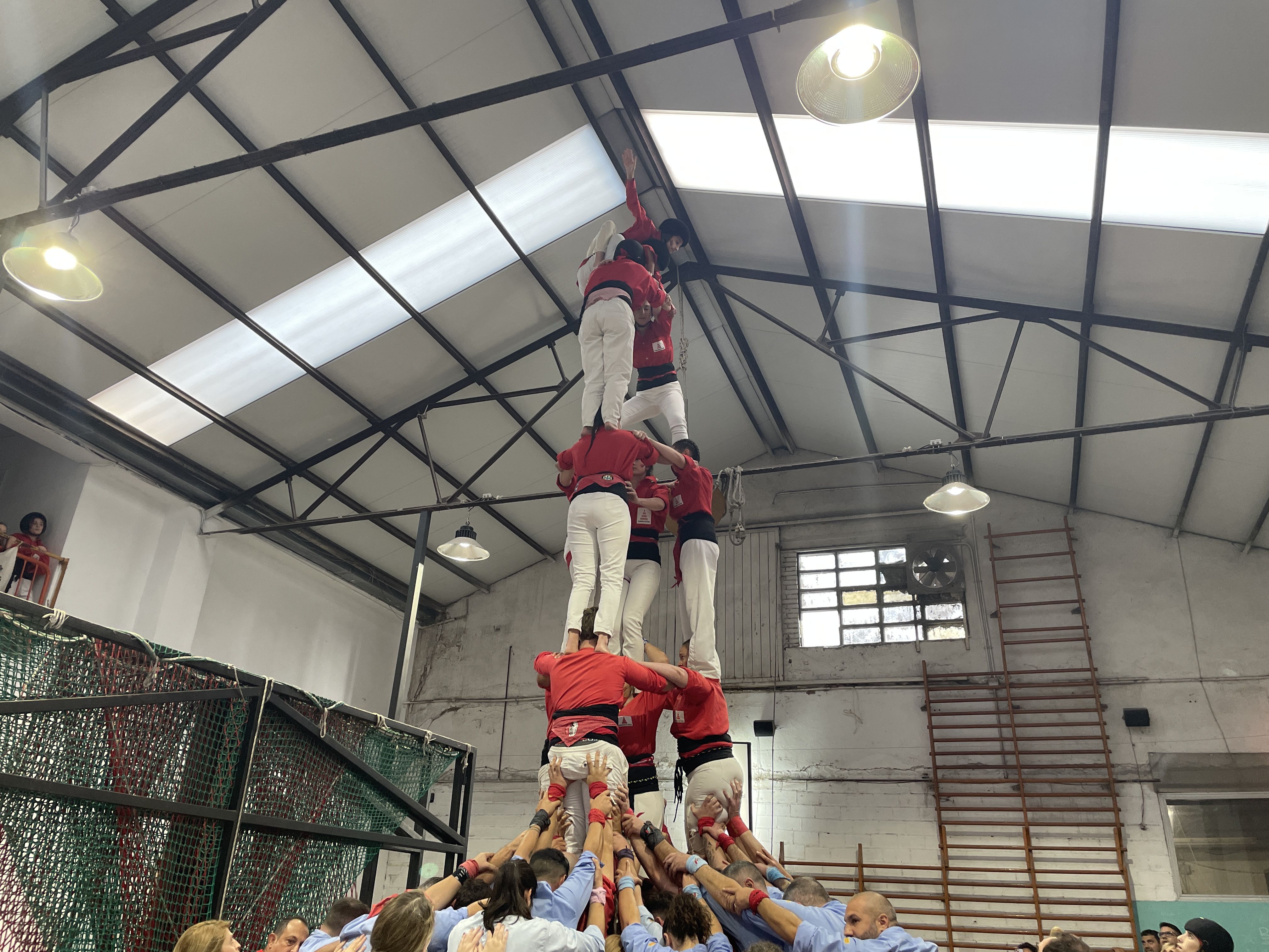 Aleta del 3 de 6 amb el pilar dels Castellers de Rubí durant la Diada del 29è aniversari FOTO: Marta Casas Aleta del 3 de 6 amb el pilar dels Castellers de Rubí durant la Diada del 29è aniversari FOTO: Marta Casas