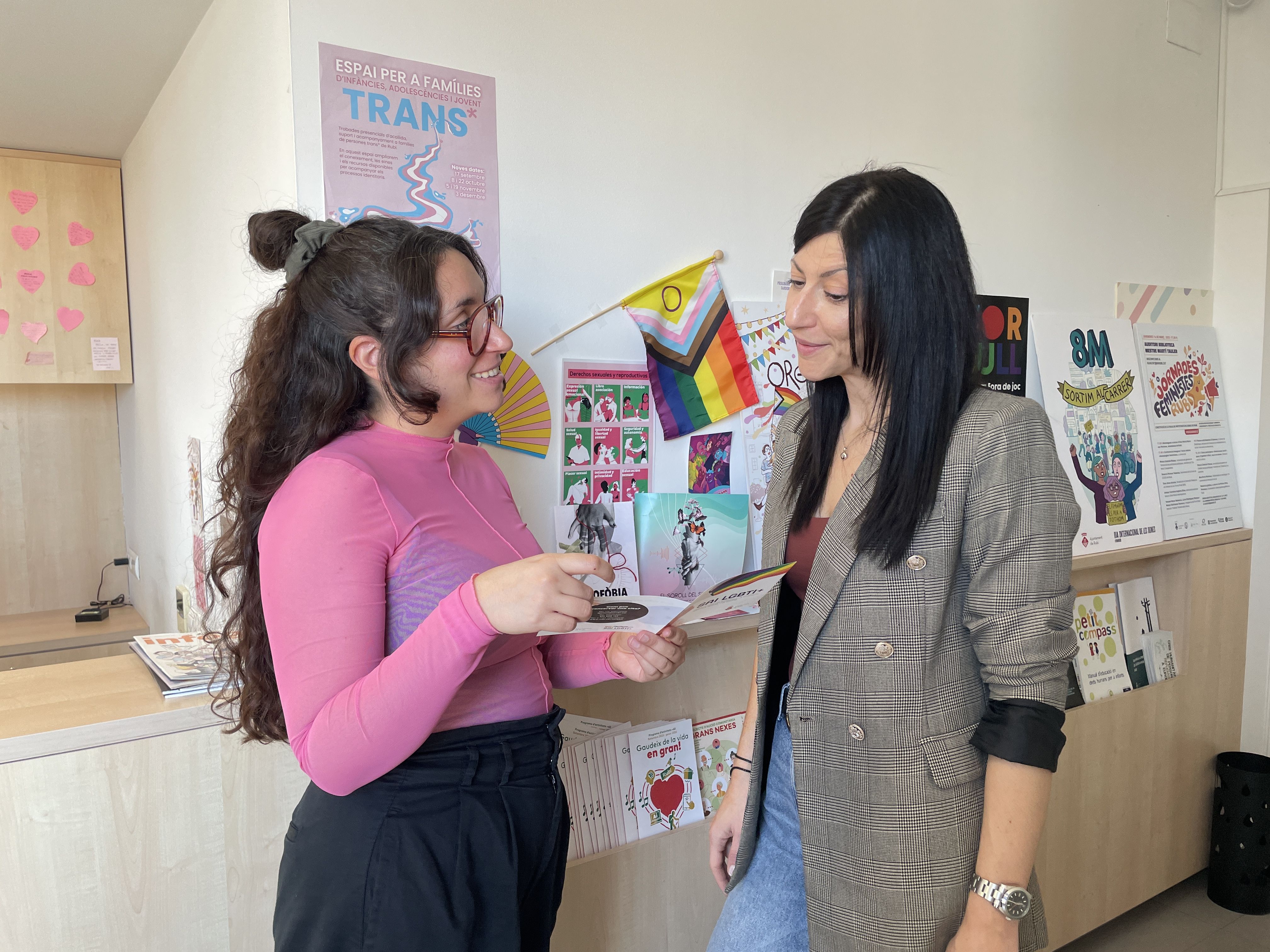 la Mireia i la Sònia, tècnica del SAI LGBTI+ i mare usuària del servei. FOTO: Estela Luengo