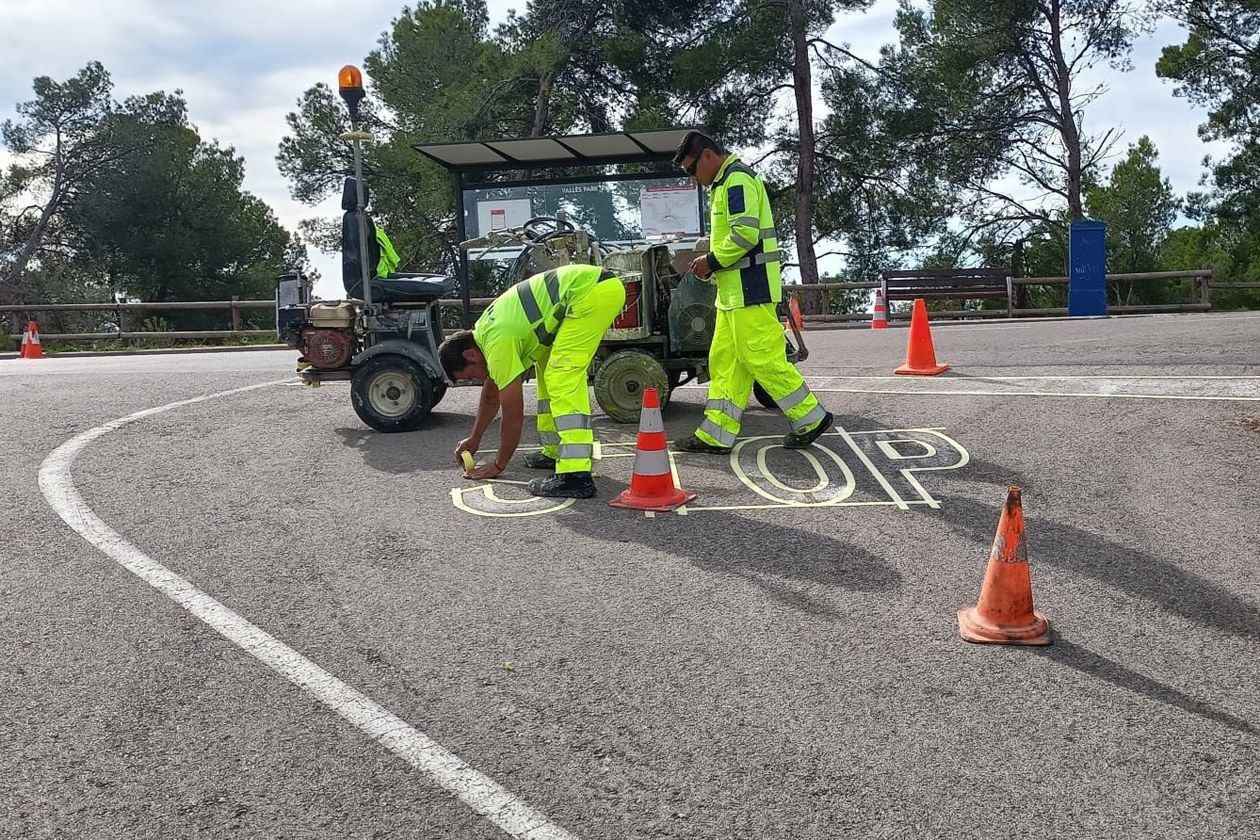 Operaris fent tasques de senyalització a urbanitzacions FOTO: Localpres