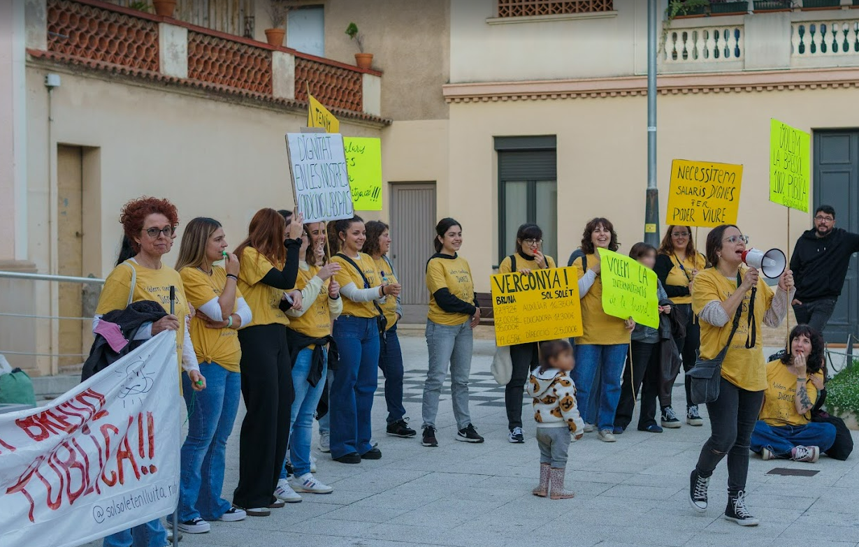 Treballadores de l'EBM Sol, Solet protesten davant l'Ajuntament FOTO: Cedida