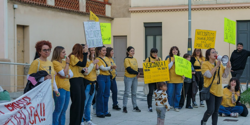 Treballadores de l'EBM Sol, Solet protesten davant l'Ajuntament FOTO: Cedida
