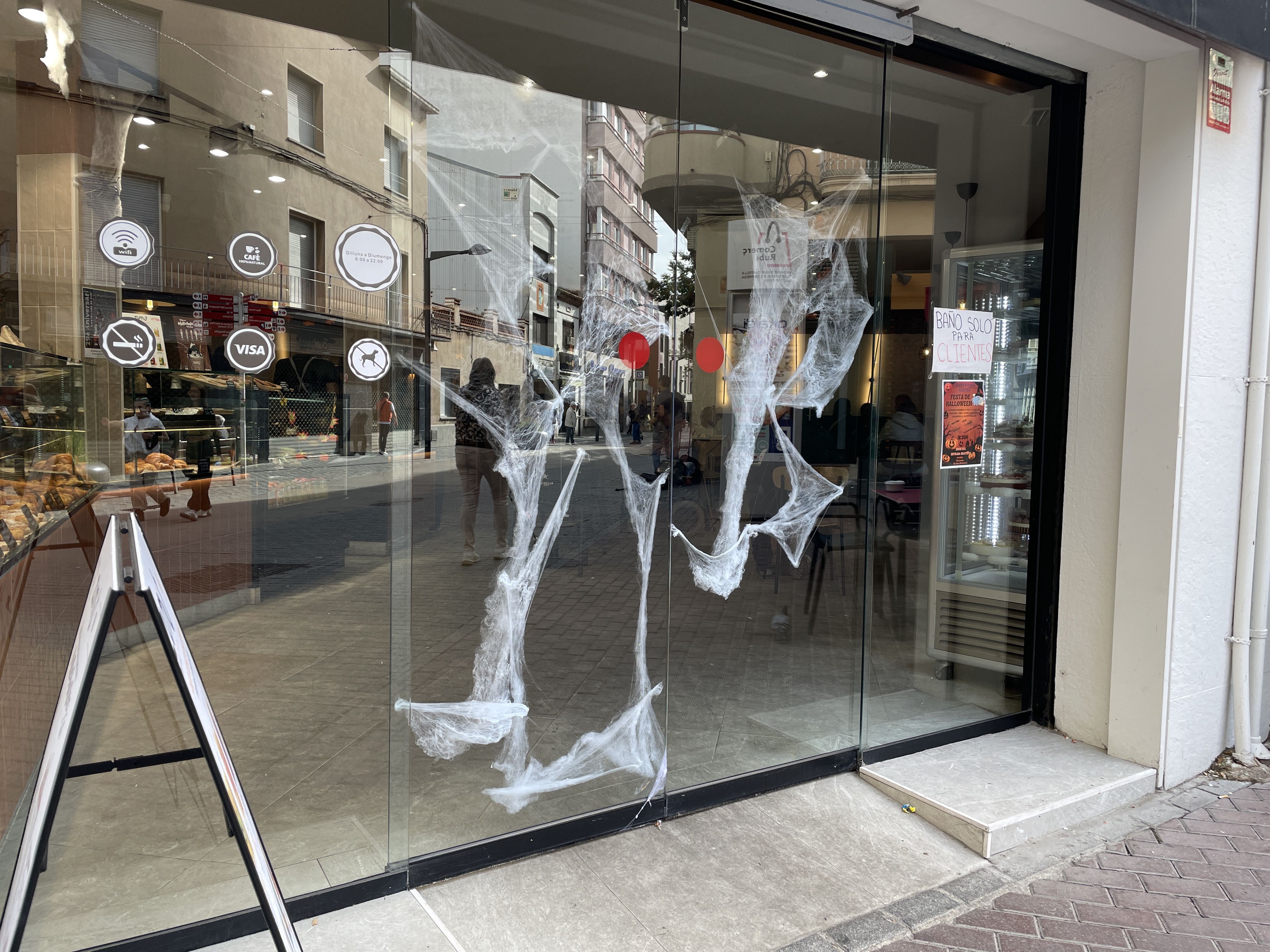 Aparadors decorats amb motius de Halloween