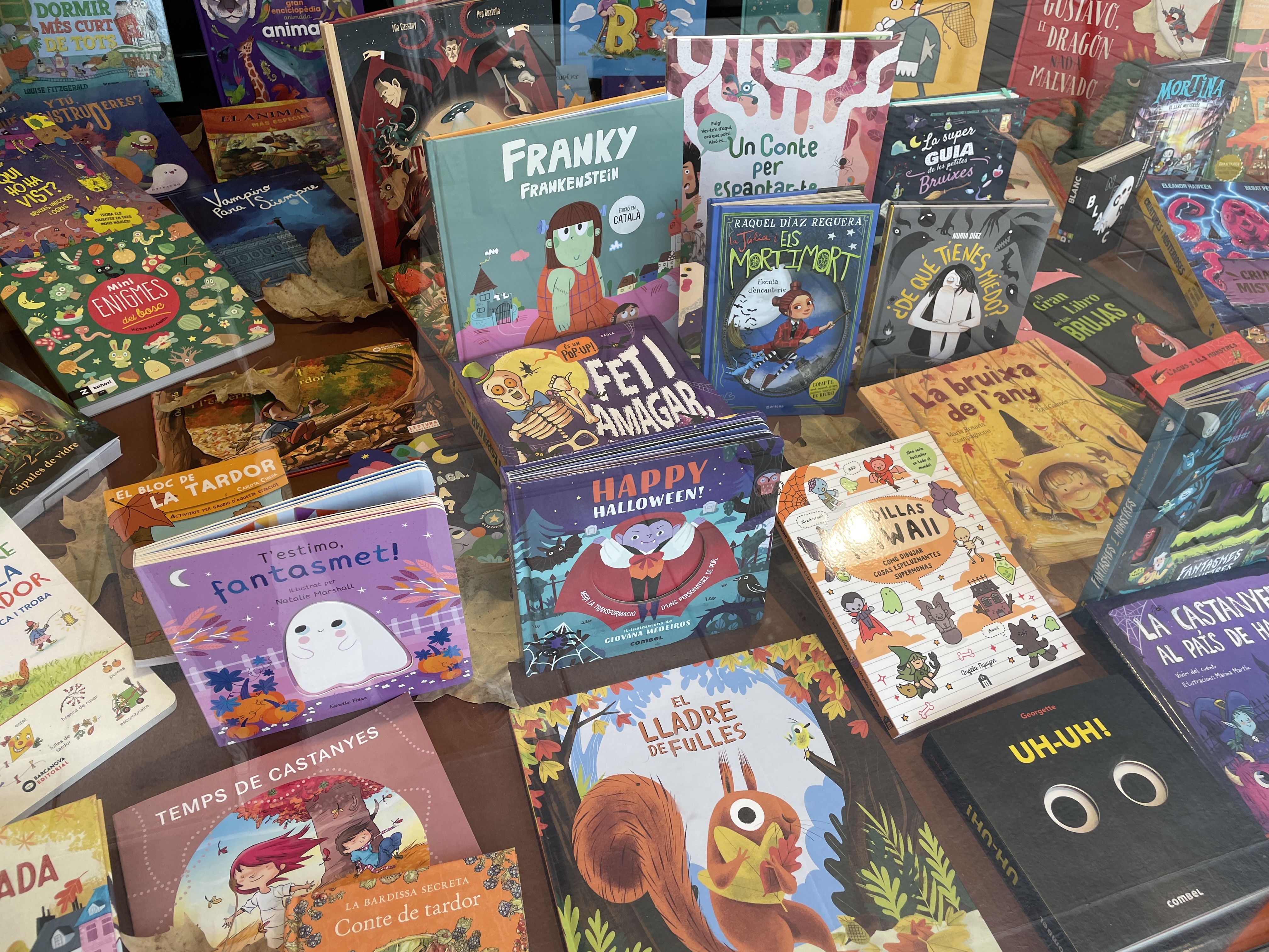 Aparadors decorats amb motius de Castanyada