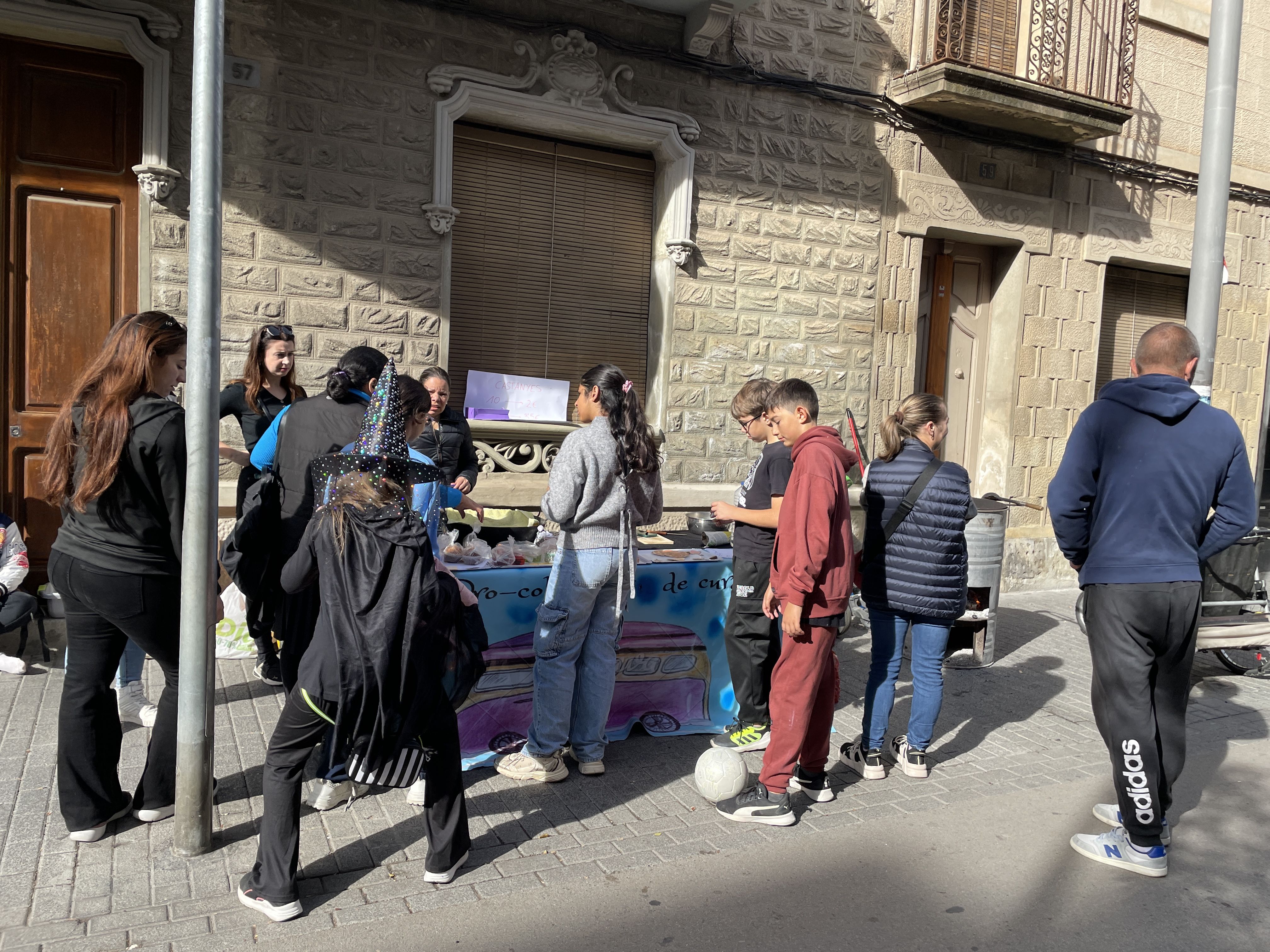 Paradeta de venda de castanyes dels alumnes del Pau Casals