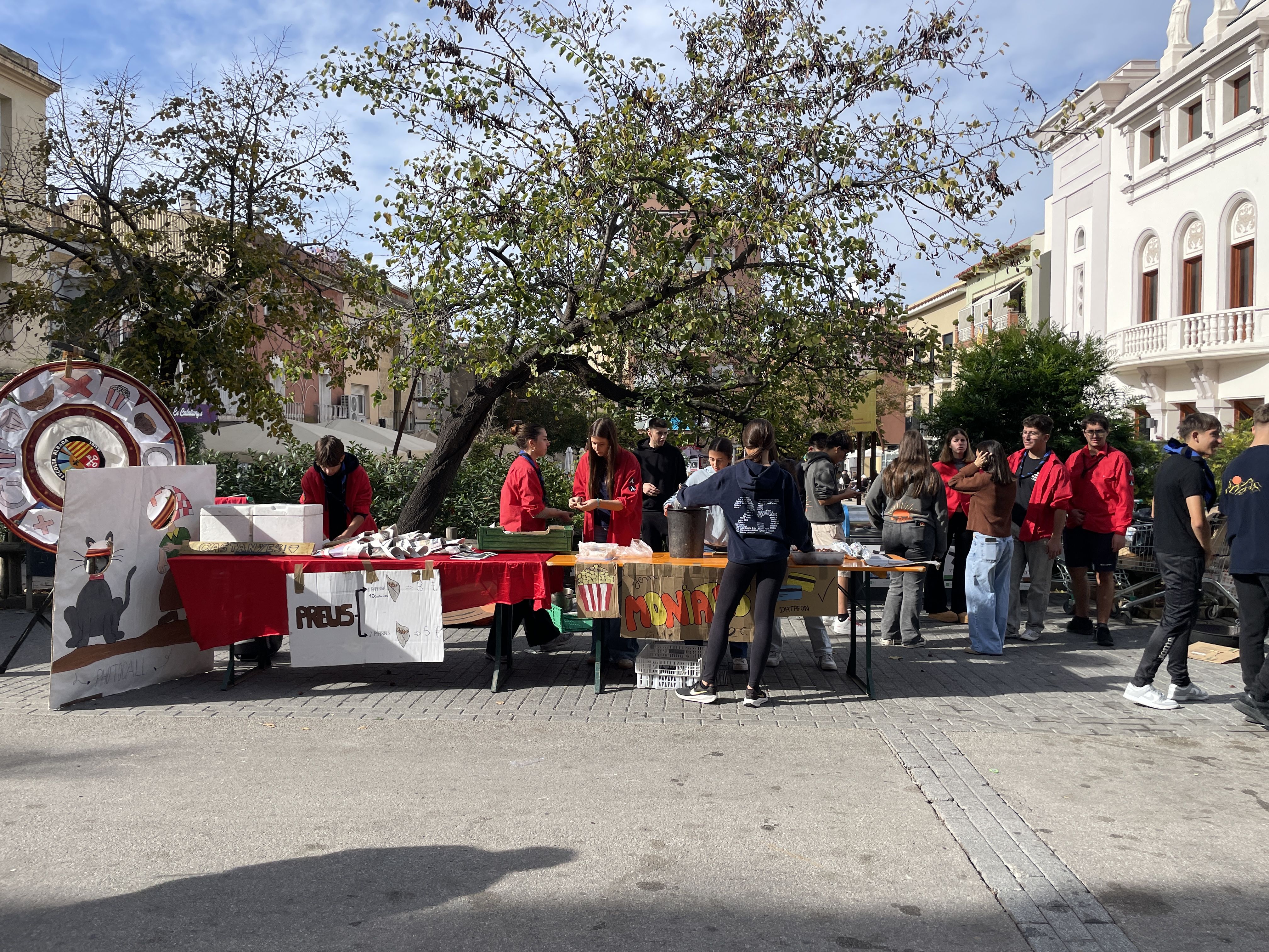 Paradeta de venda de castanyes dels alumnes de l'AE Albada