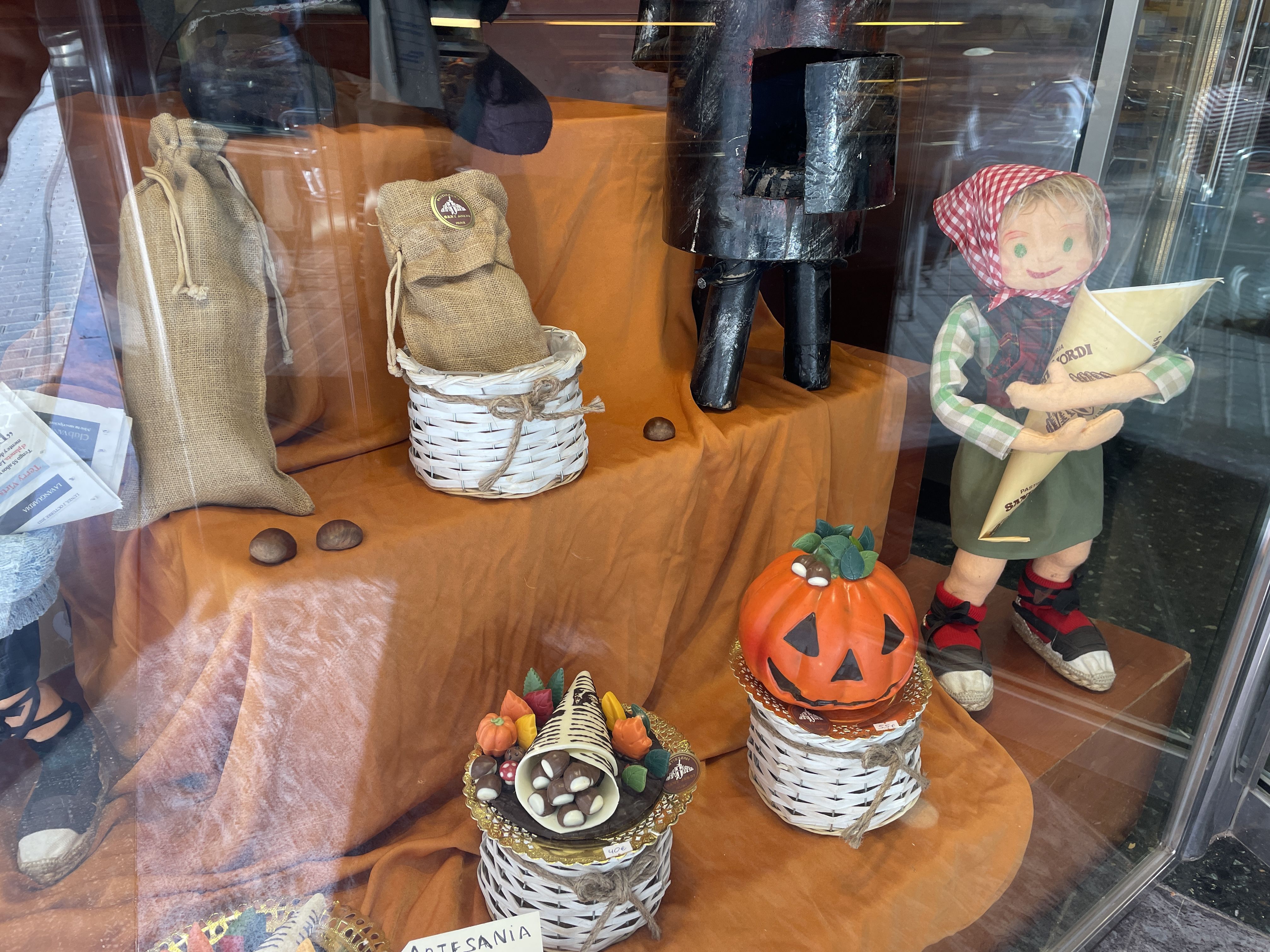 Decoració de Castanyada i Halloween a la pastisseria Sant Jordi FOTO: Marta Casas