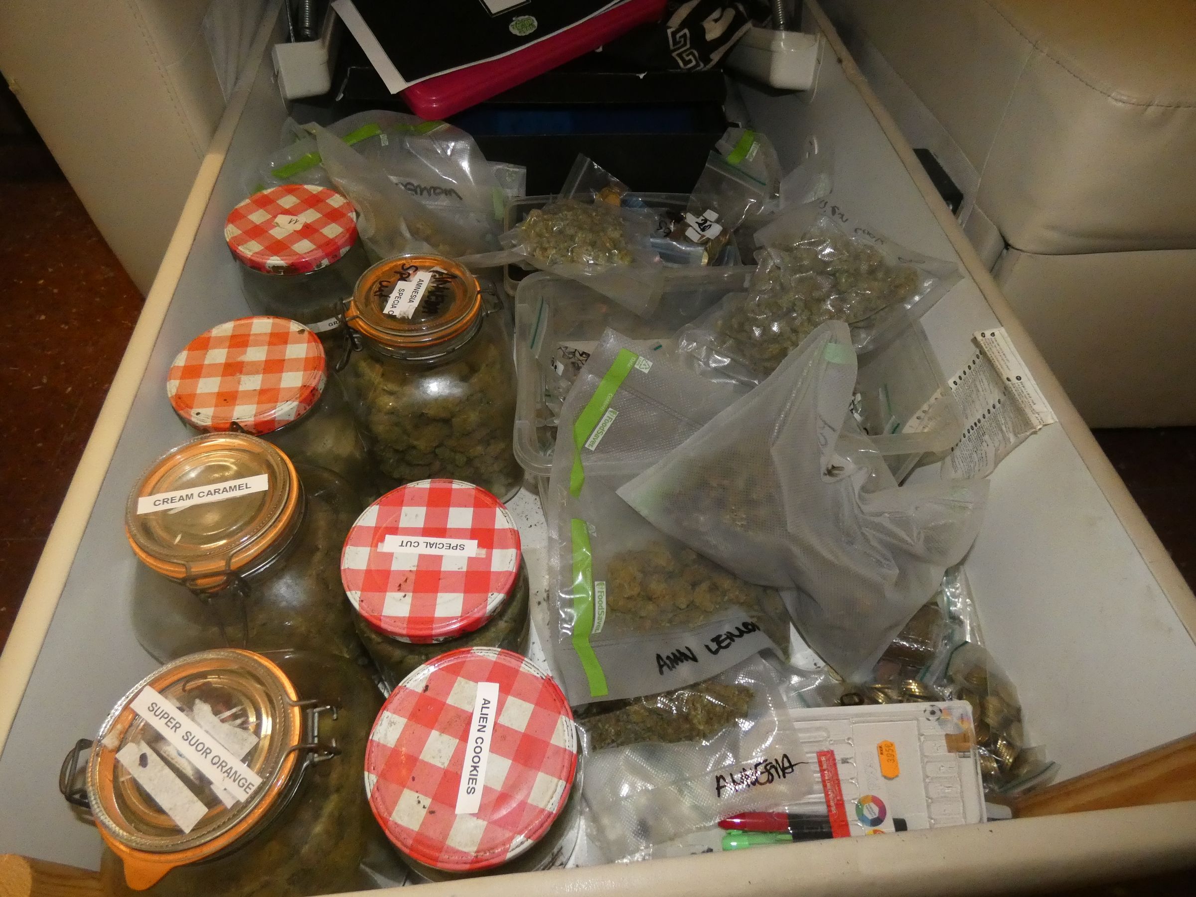 Els Mossos intervenen més de 14 quilos de droga en una associació cannàbica de la plaça de la Constitució de Rubí FOTO: X/@mossos