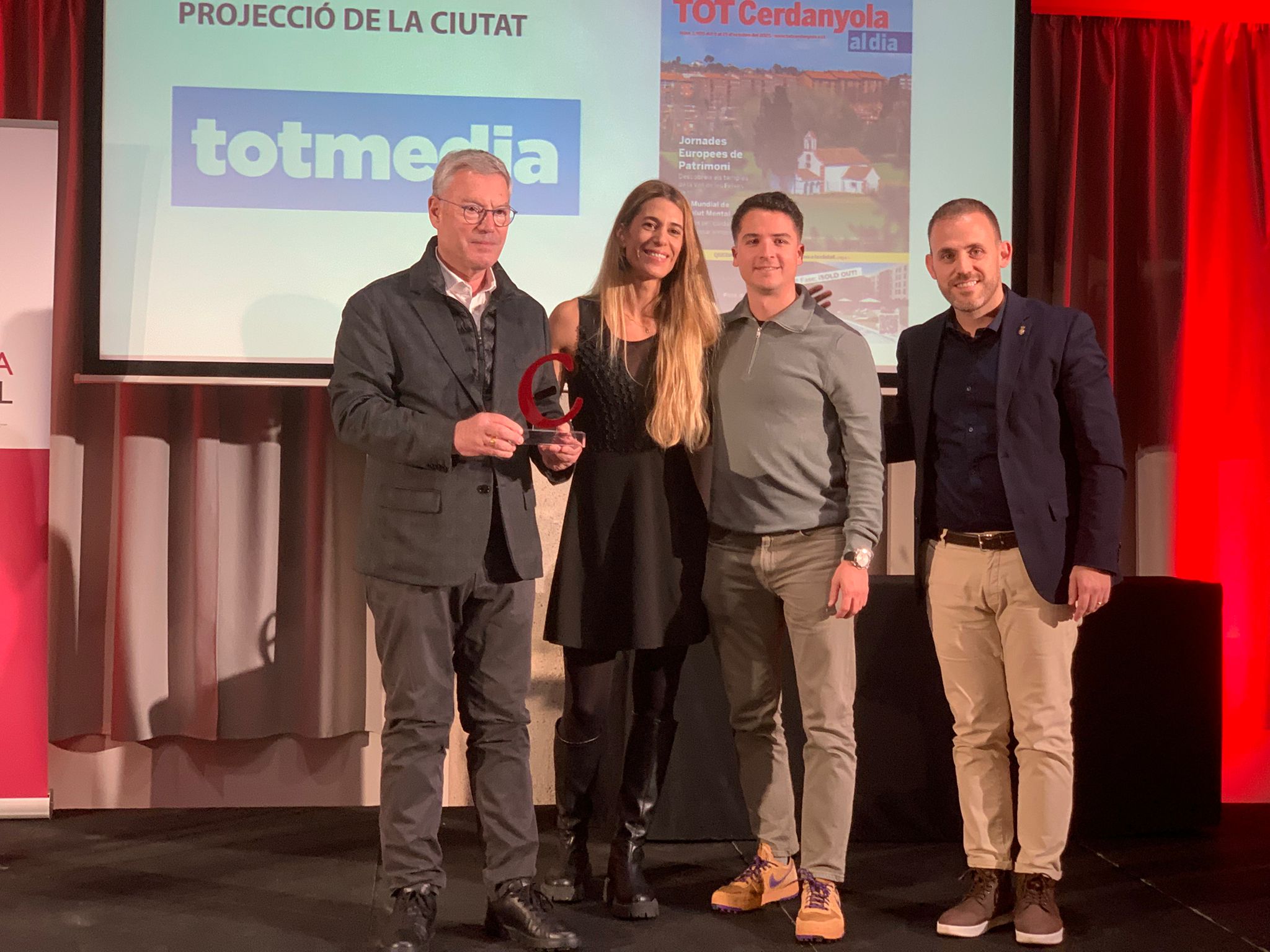 Ramon Grau, Laura Grau i Oriol Revaliente, en representació del grup TOT Media, recullen el premi lliurat per l'alcalde Carlos Cordón. FOTO: Judit Josa