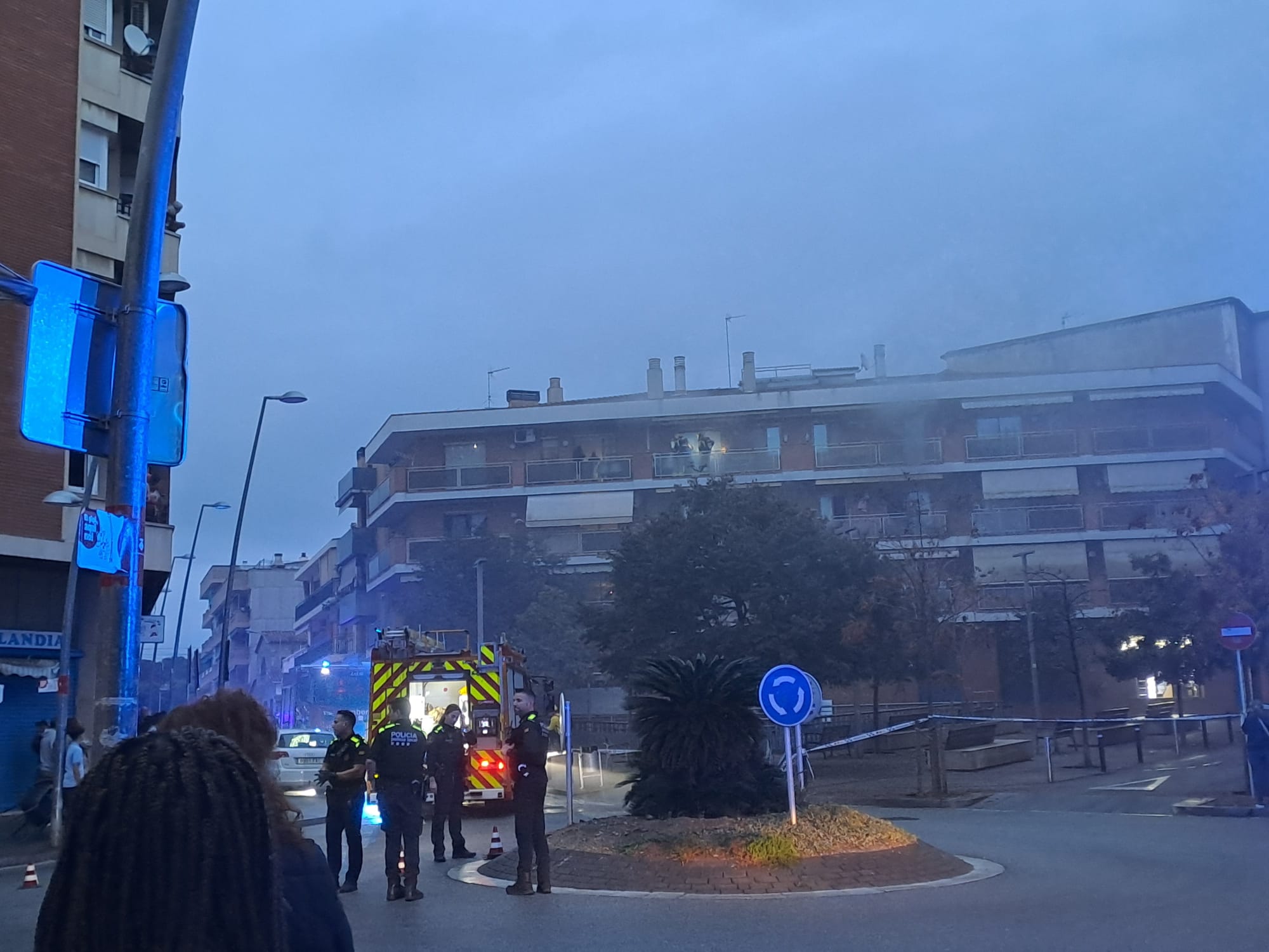 Foc a un pis de la plaça Sindicats. FOTO: Marta Casas