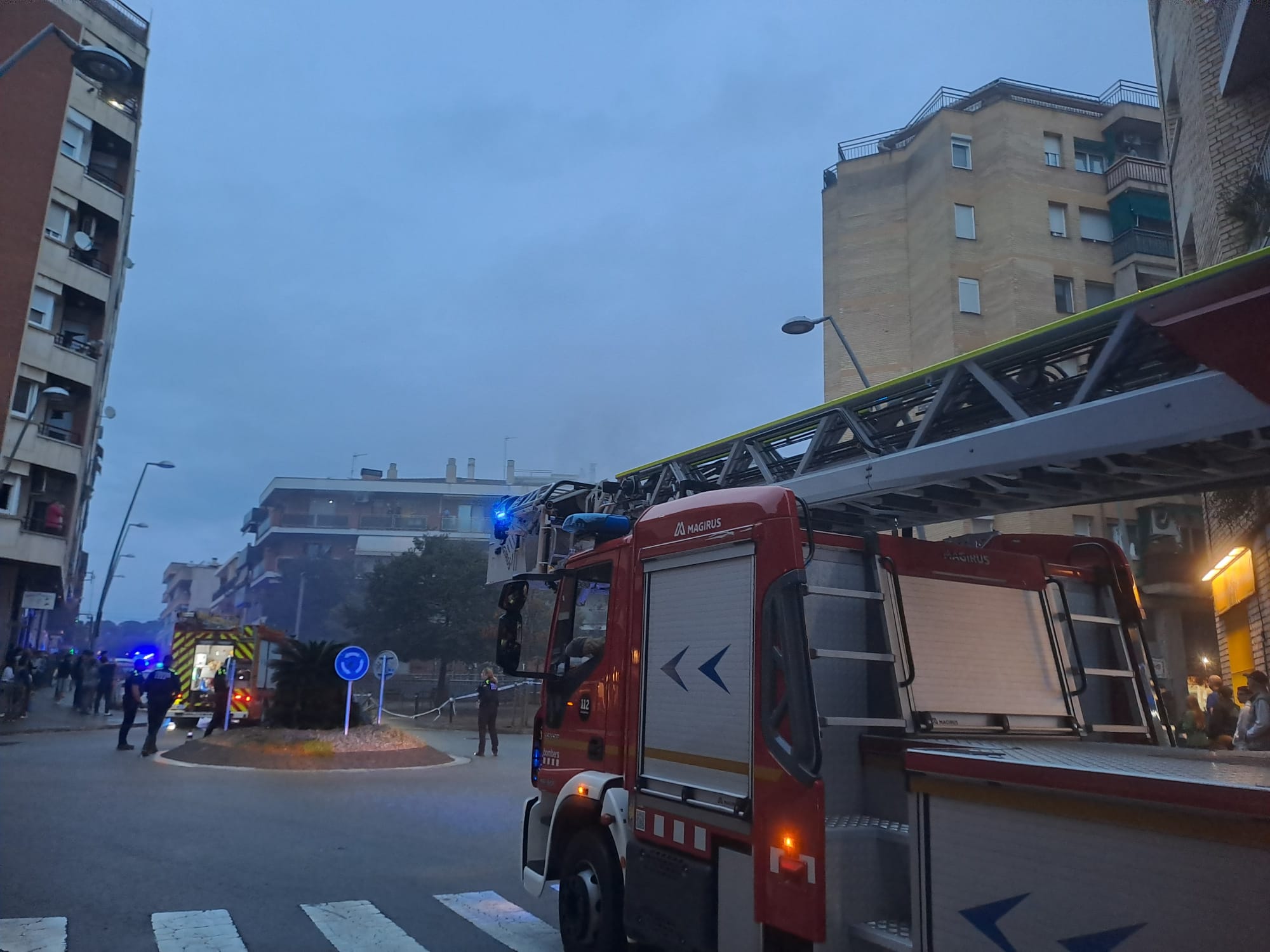 Bombers a la plaça Sindicats. FOTO: Marta Casas