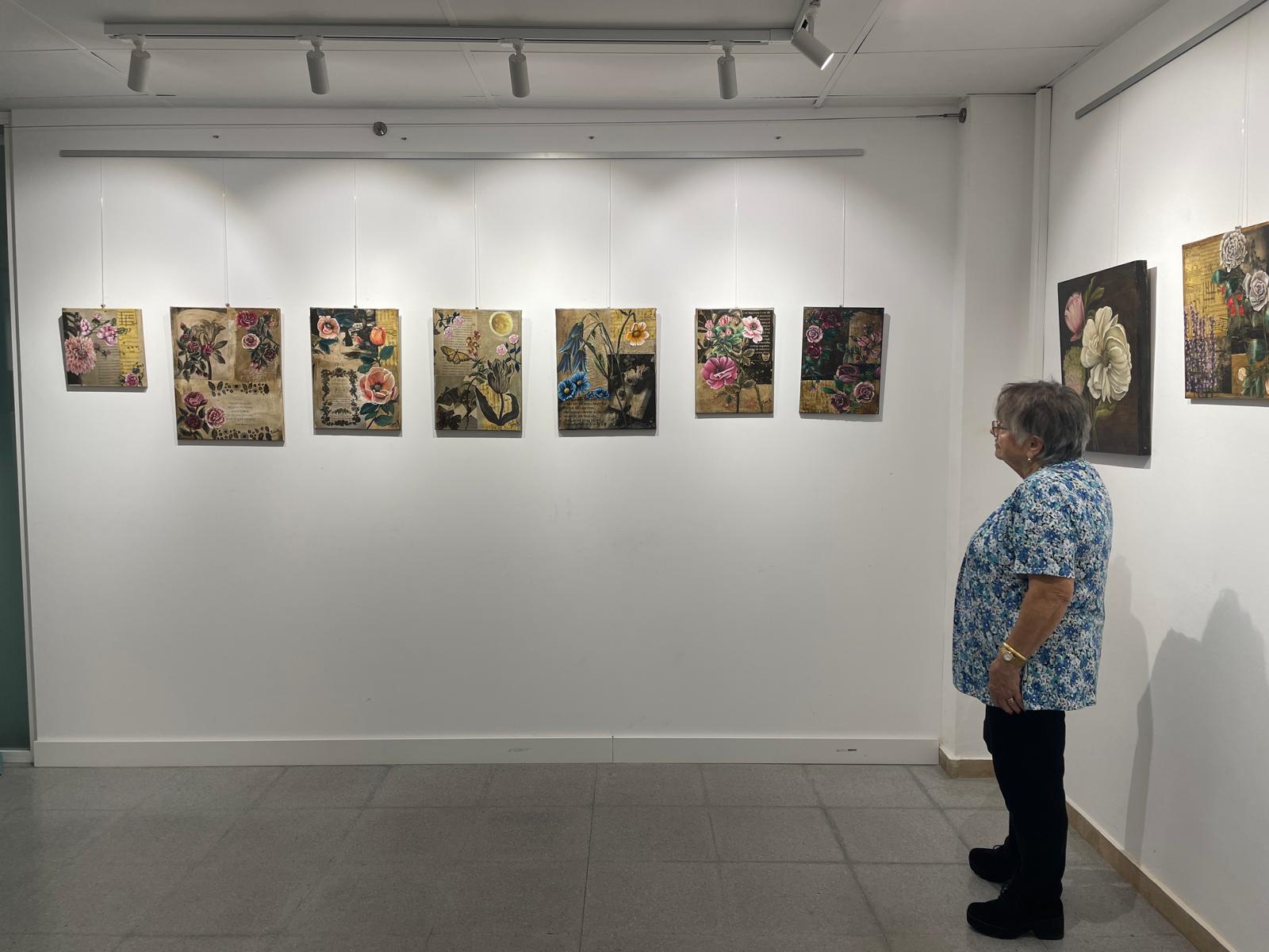 L'exposició "En la melodia emotiva dels pètals" es pot veure a l'Espai Cultural Francesc Alujas. FOTO: Estela Luengo