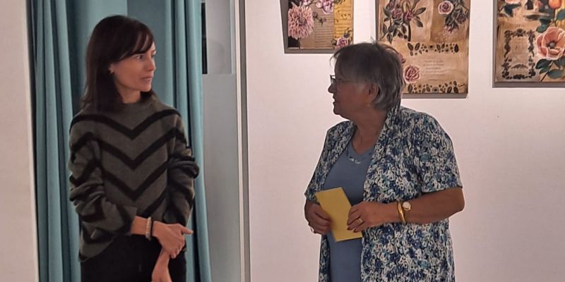 Rosa Nicolau, a la dreta, durant la inauguració de l'exposició. FOTO: Cedida