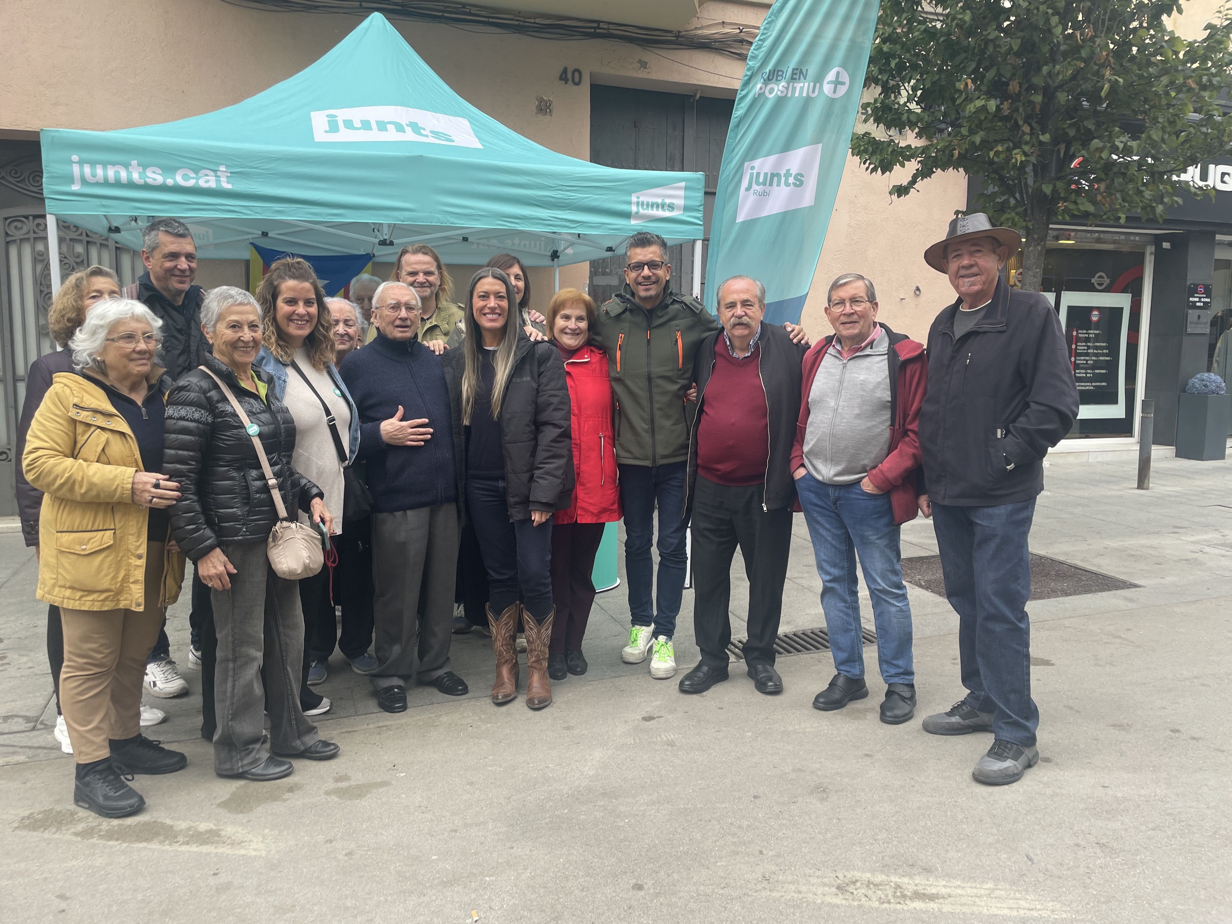 Míriam Nogueras, a la carpa informativa de Junts FOTO: Marta Casas