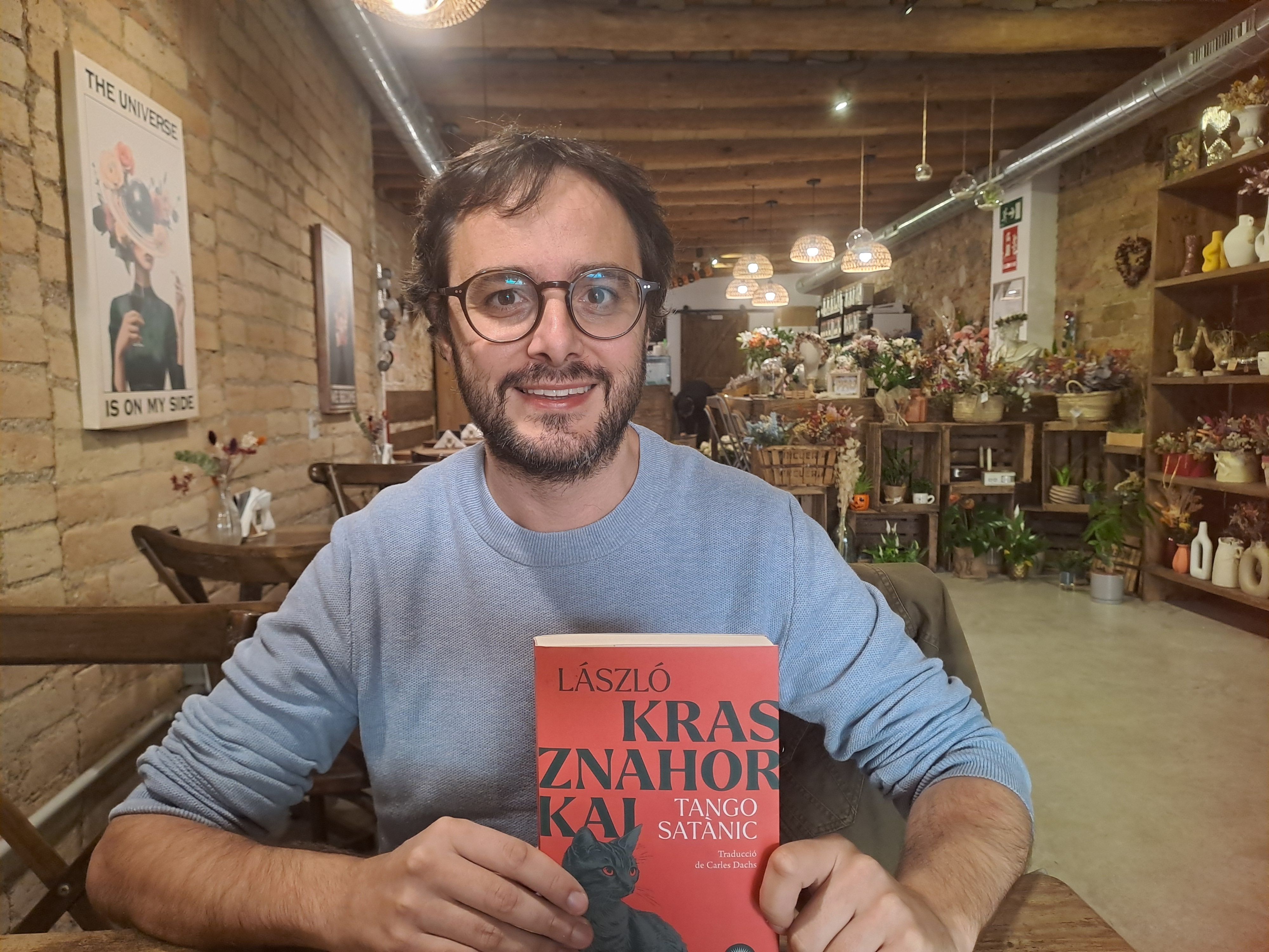 Carles Dachs, amb la novel·la Tango Satànic, de László Krasznahorkai FOTO: Marta Casas