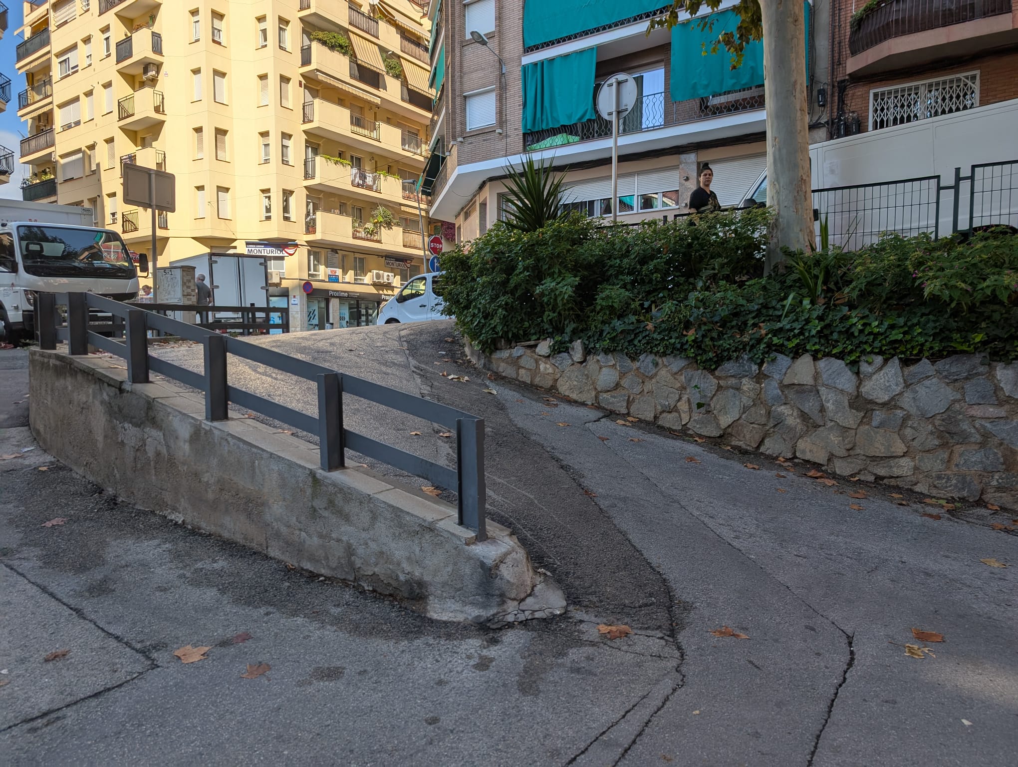 Accés a l'edifici Univers. FOTO: Estela Luengo