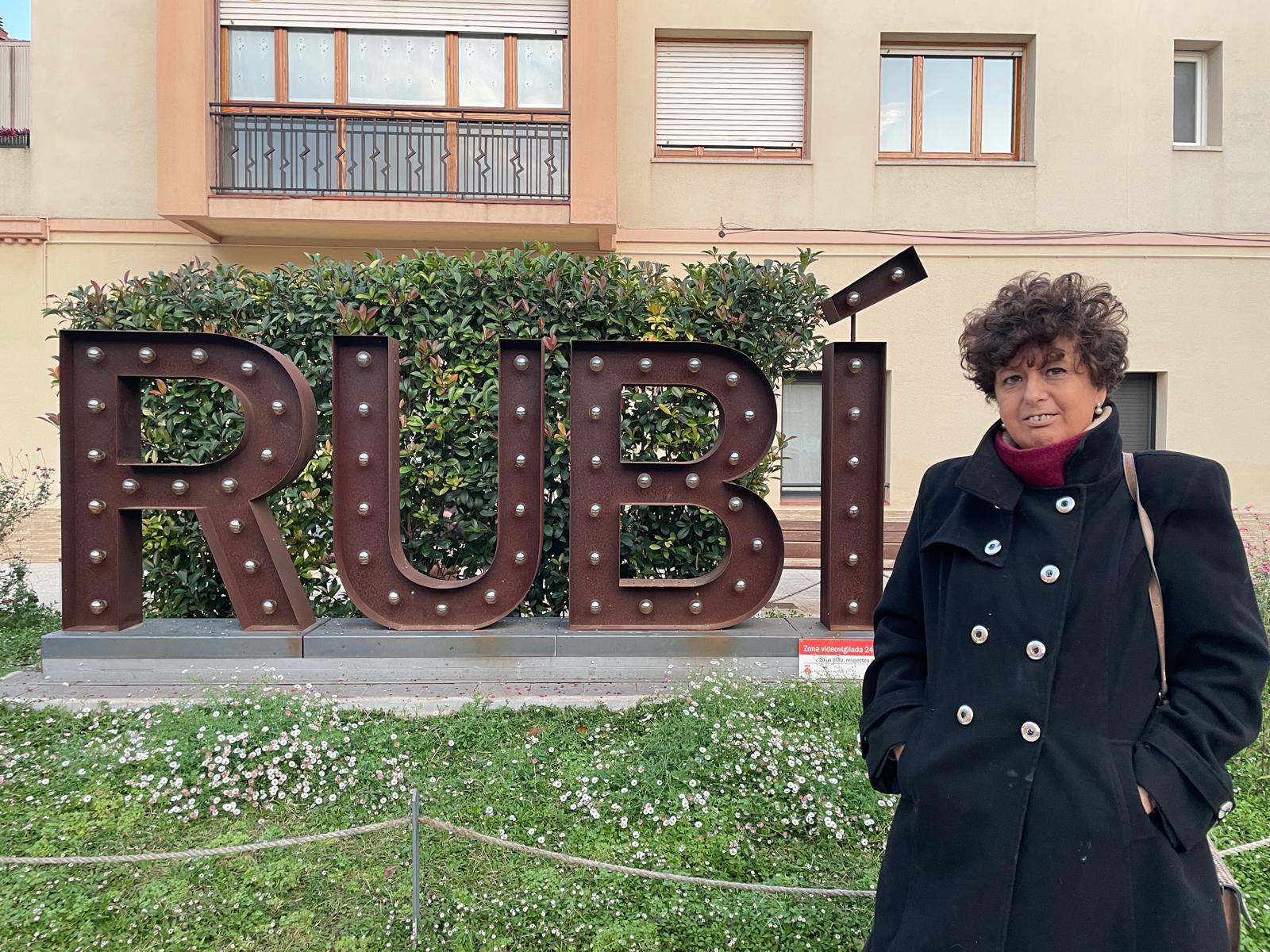 L'artista rubinenca Anna Tamayo inicia el seu projecte "Peluts pintats". FOTO: Estela Luengo