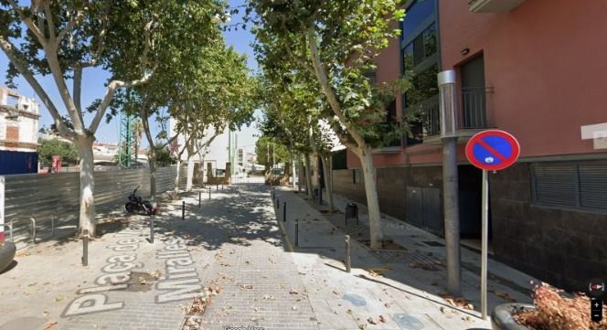 Queixes de l'AFA de l’escola Pau Casals per la retirada dels bancs de la plaça Manuel Miralles. FOTO: Google Maps