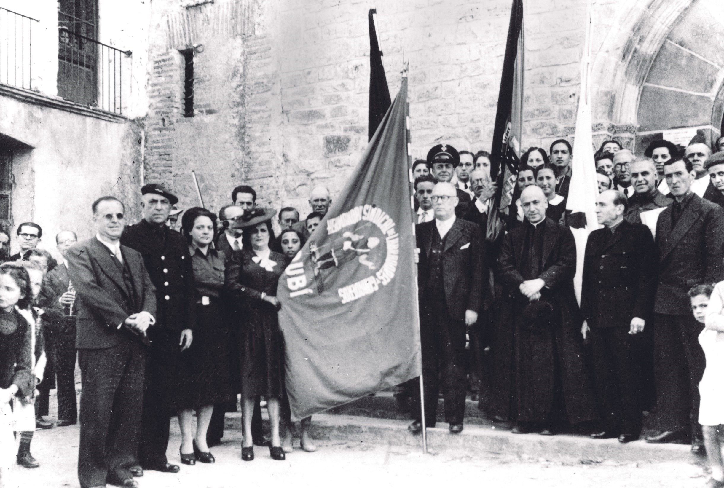 Benedicció de la bandera de la “hermandad sindical de labradores y ganaderos de rubí”, anys 40