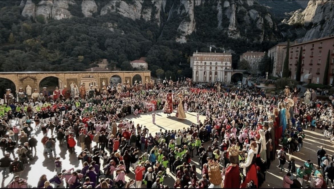 Tres colles geganteres de Rubí participen en la trobada de Montserrat pel Mil·lenari de l’Abadia. FOTO: Cedida
