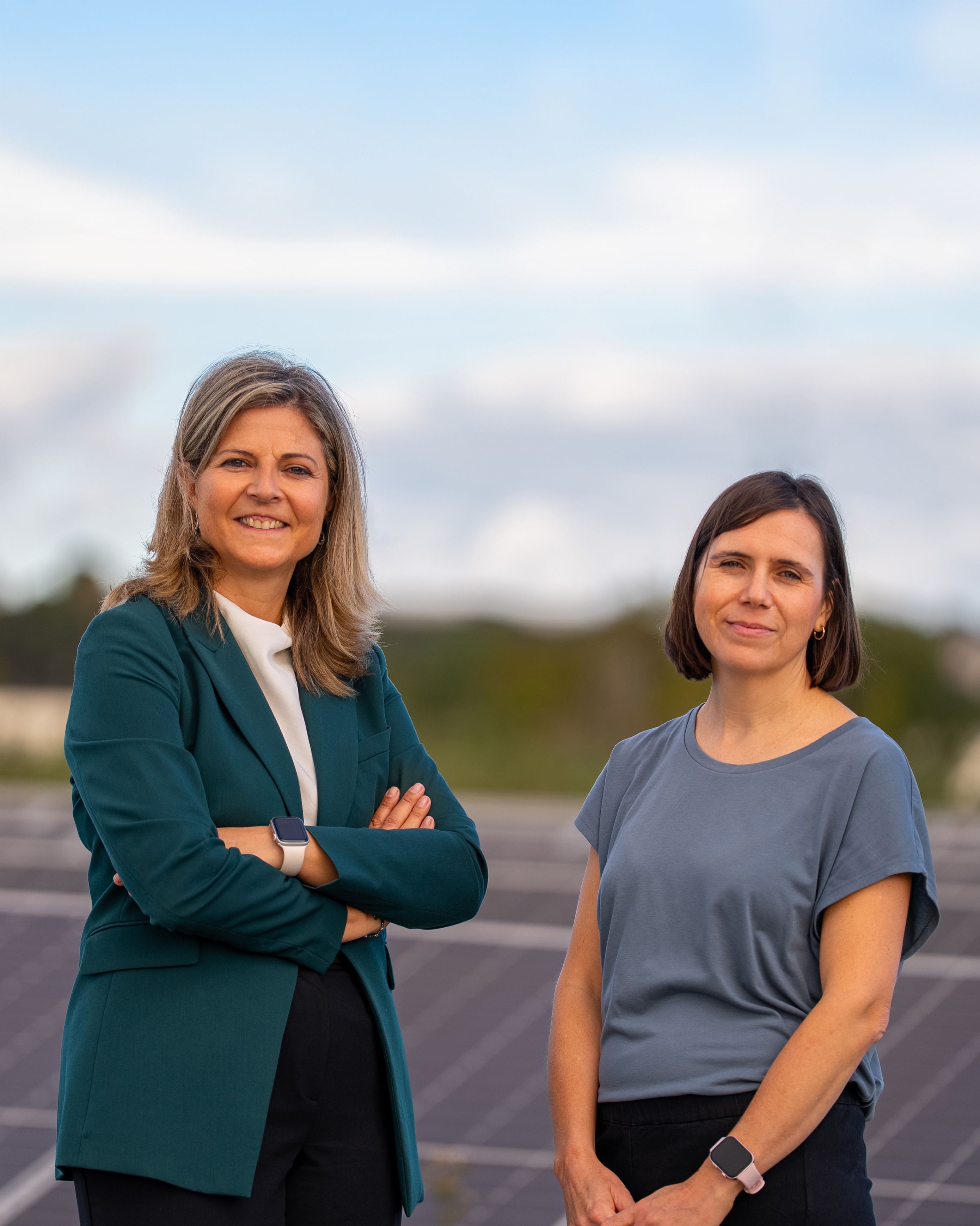 Vanessa Abad,  directora de l’àrea de tractament de la planta de residus del Vallès Orientali, i Virgínia Domingo, ècnica de medi ambient i espais verds de Granollers. FOTO: Diputació de Barcelona