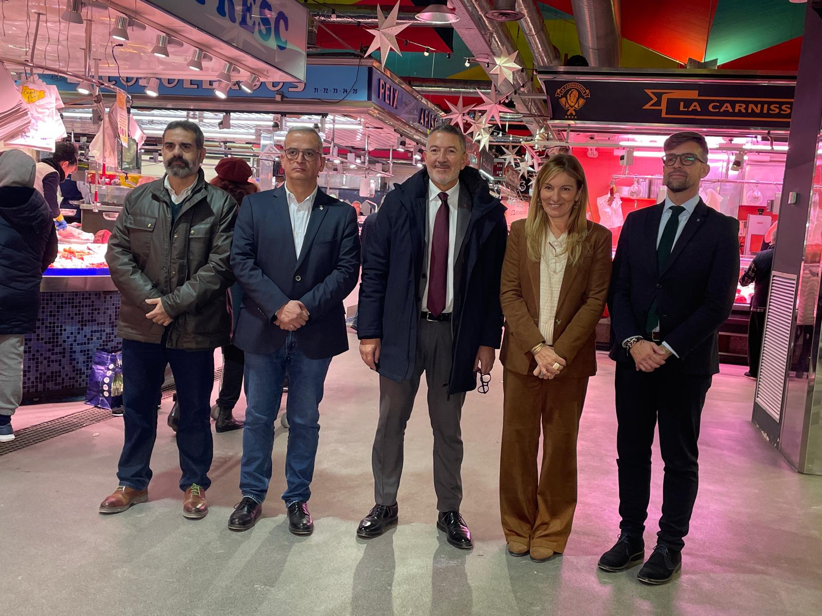El conseller d’Empresa i Treball, Miquel Sàmper, posa en valor el Mercat Municipal de Rubí. FOTO: Estela Luengo