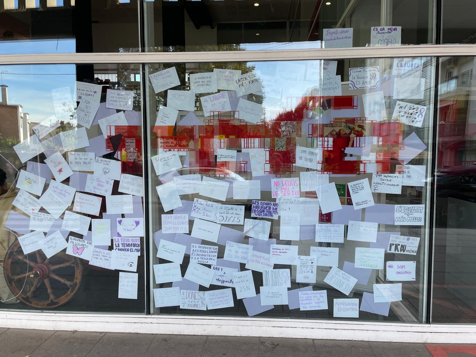 Missatges que es poden llegir a l'entrada de la Biblioteca. FOTO: Estela Luengo