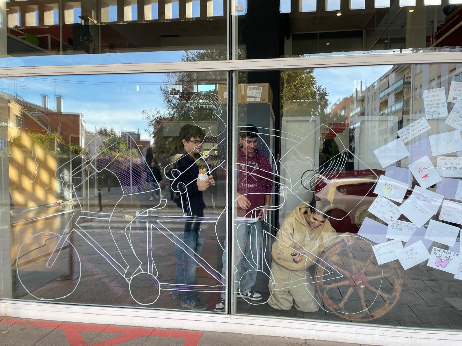 Alumnes treballant en el mural. FOTO: Estela Luengo