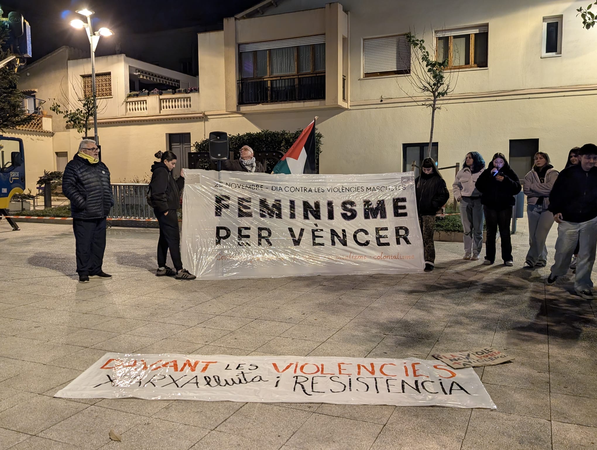 Concentració davant de l'Ajuntament. FOTO: Estela Luengo