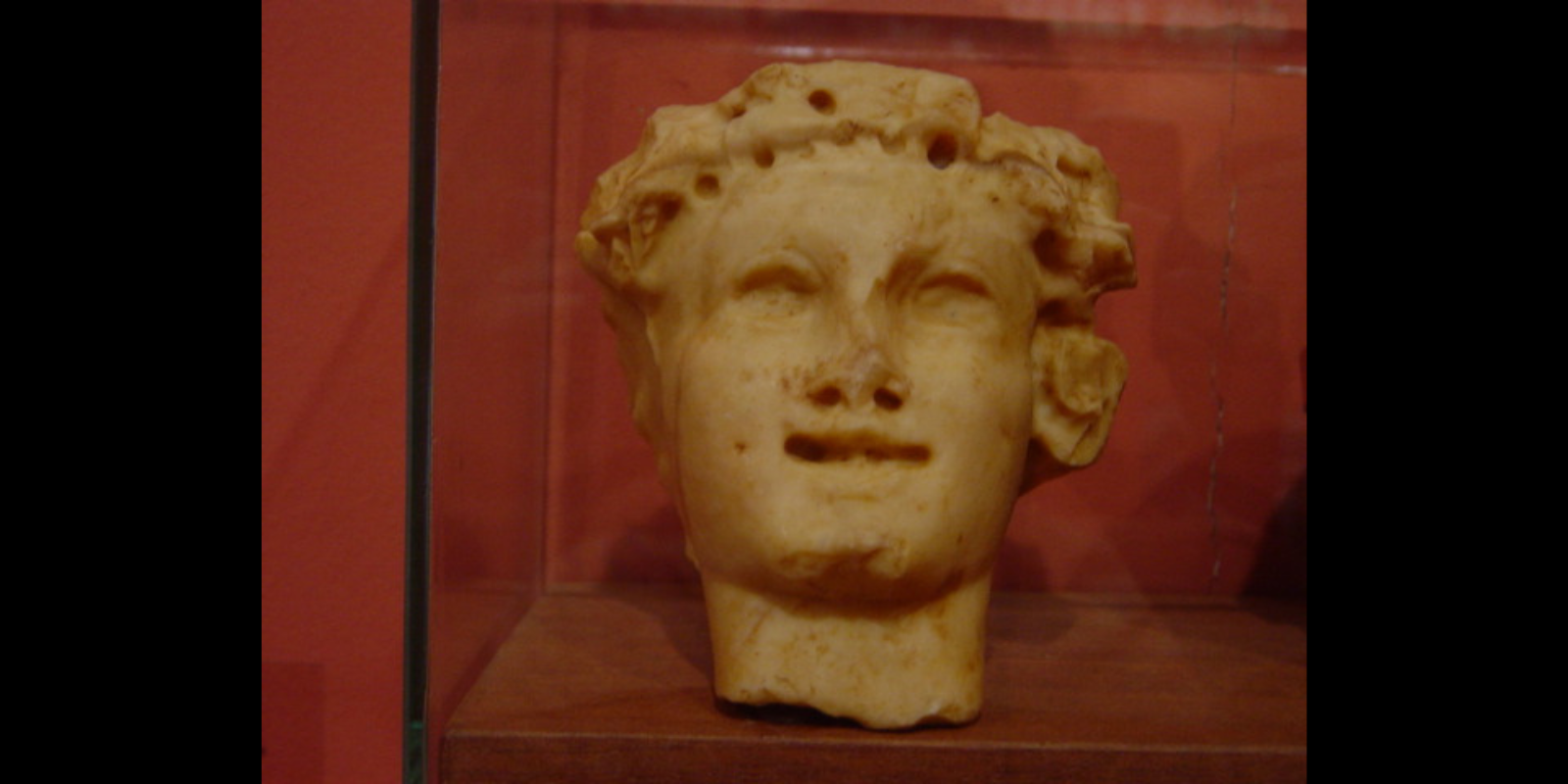 Un capet de marbre que representa el déu Bacus. FOTO: Arxiu de la fundació Museu-Biblioteca de Rubí