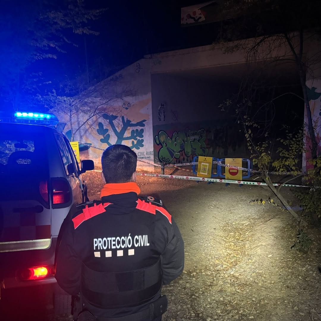 Voluntaris de Protecció Civil a l'accés a l'antic camp de golf des de Can Tiraries / @avpcrubi