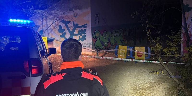 Voluntaris de Protecció Civil a l'accés a l'antic camp de golf des de Can Tiraries / @avpcrubi