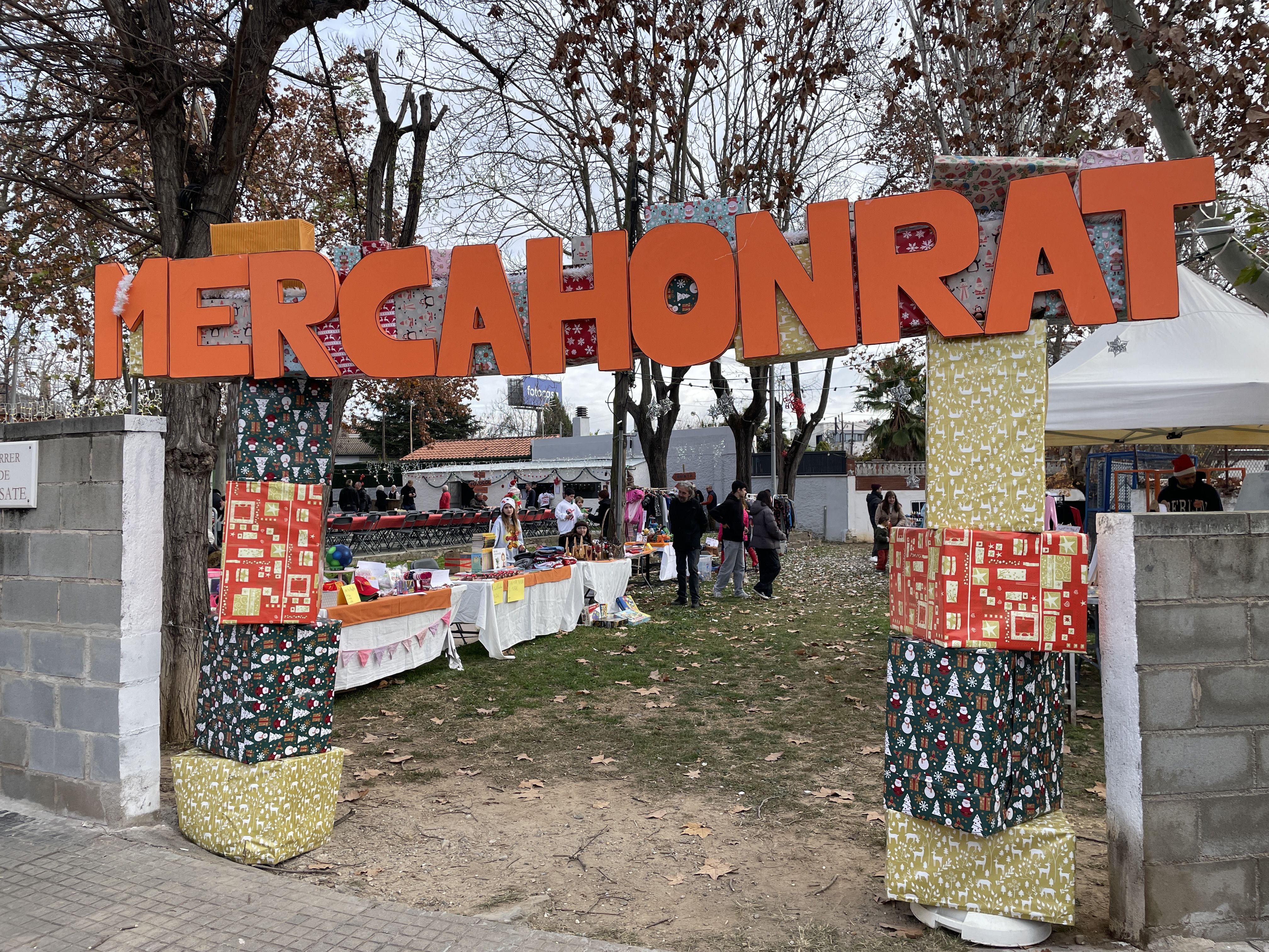 Entrada al Mercahonrat, el mercat d'artesania i segona mà de Can Vallhonrat FOTO: Marta Casas