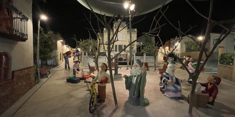 Els Reis d'Orient repartint regals pels carrers de Rubí, un dels diorames de Nadal FOTO: Marta Casas