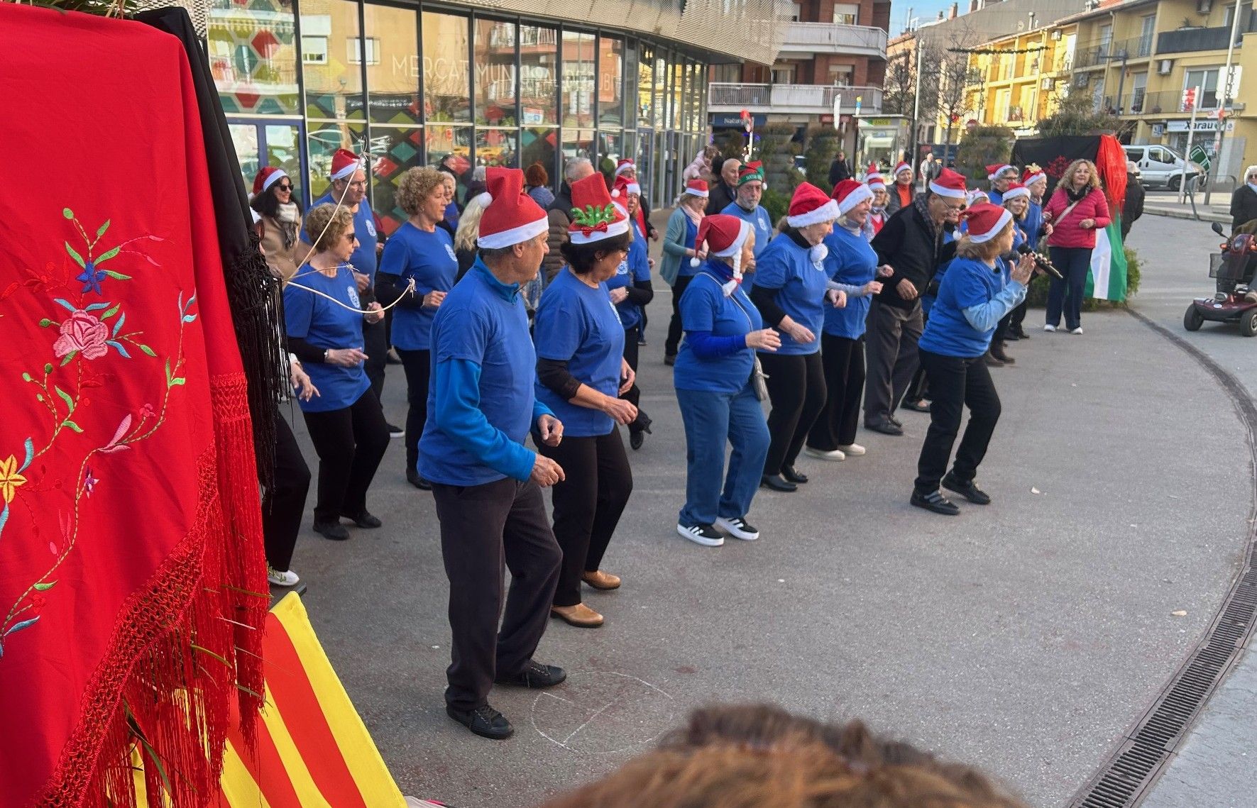 La plaça del Mercat s’omple de ritme i color amb una exhibició de ball de l'AGGR. FOTO: Cedida