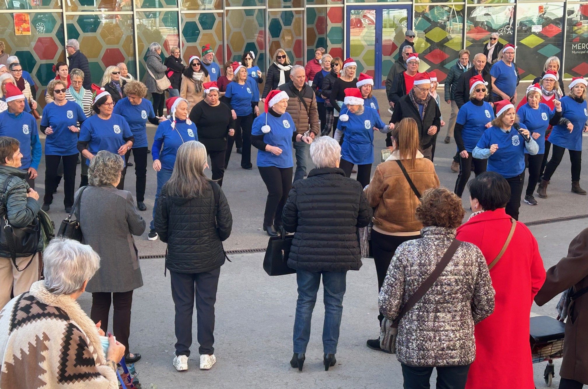La plaça del Mercat s’omple de ritme i color amb una exhibició de ball de l'AGGR