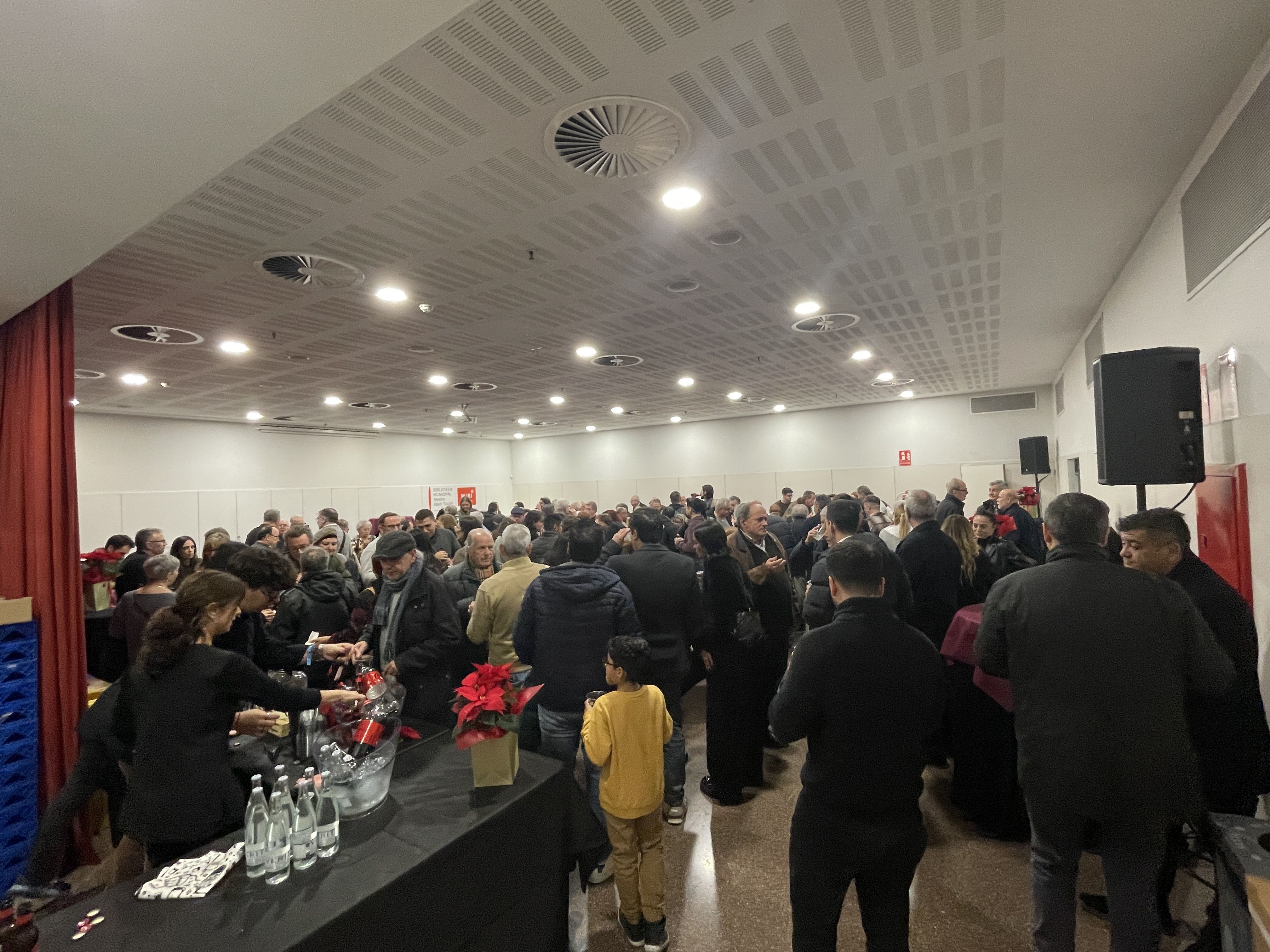 Representants de les entitats de Rubí es troben a la Biblioteca amb motiu de la recepció de Nadal FOTO: Marta Casas