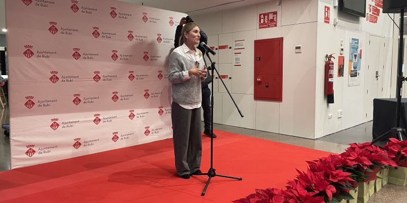 L'alcaldessa de Rubí, Ana María Martínez, desitja bones festes a les entitats FOTO: Marta Casas