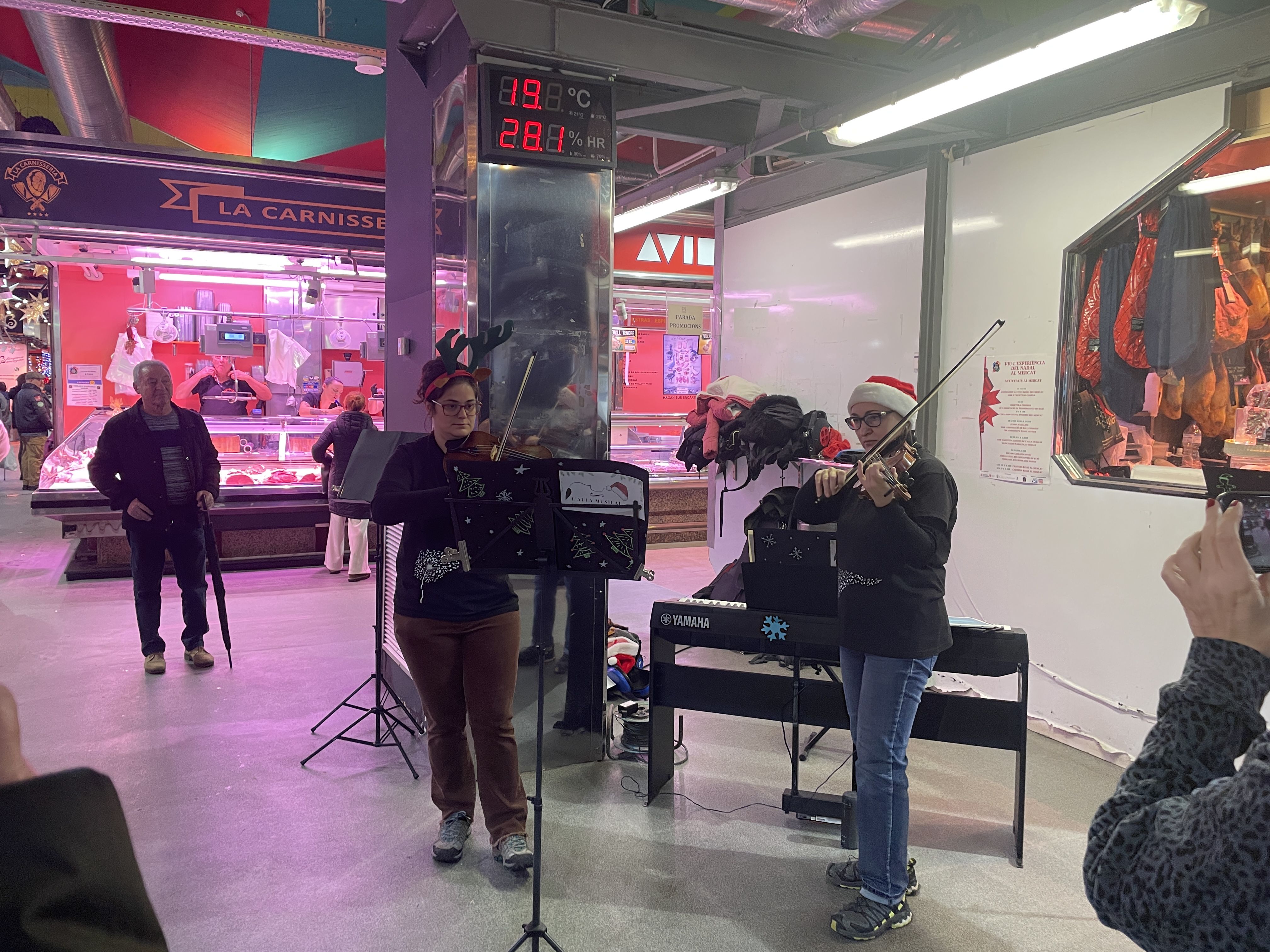 L'Aula Musical ha omplert el Mercat Municipal de música aquest dissabte FOTO: Marta Casas