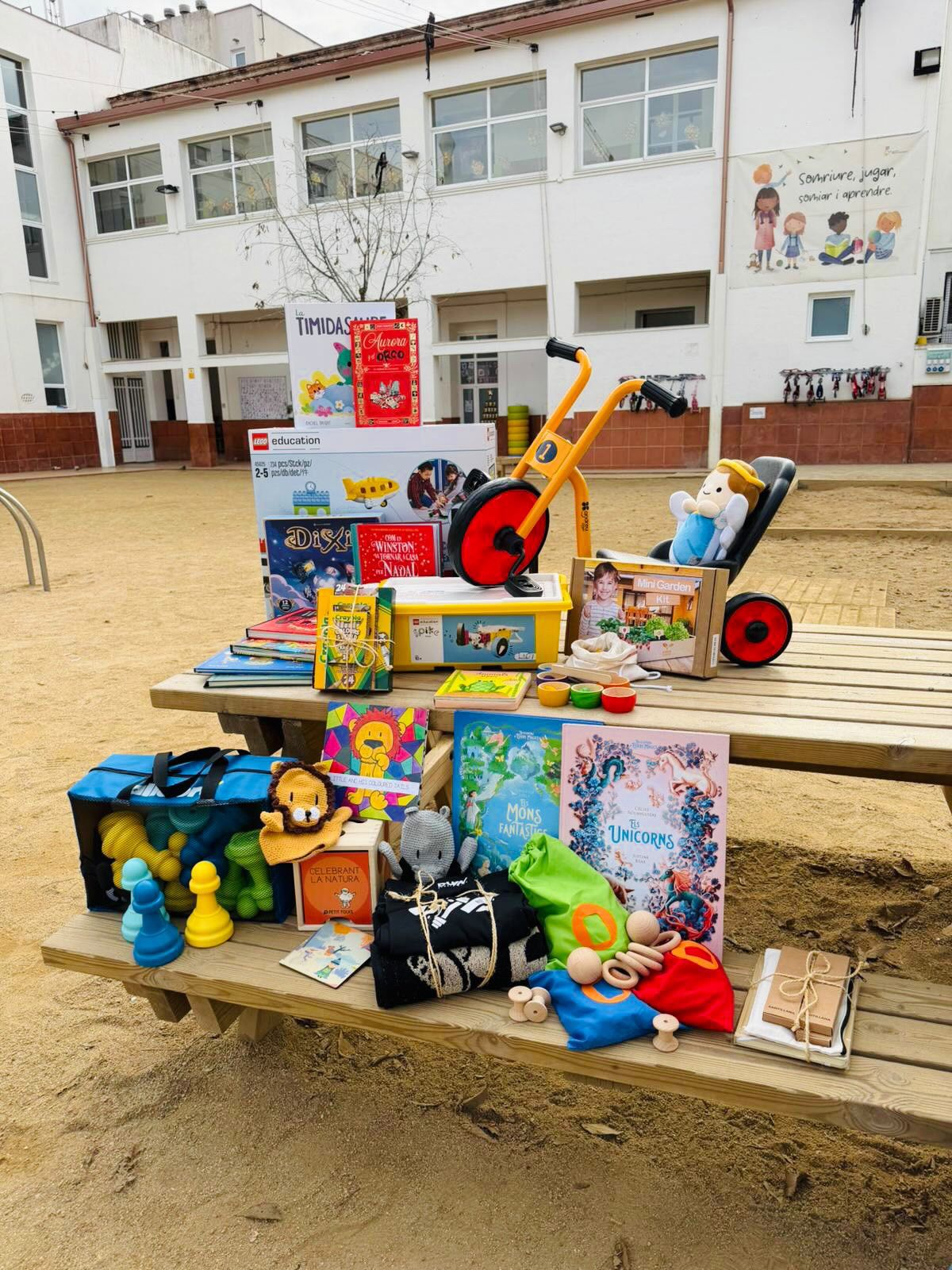 El lot de material educatiu que sorteja l'Escola Montserrat de Rubí FOTO: Escola Montserrat