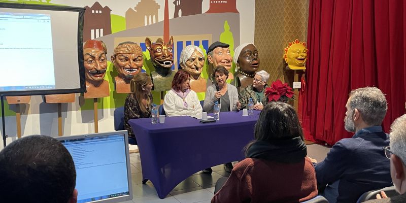 Núria Julià i Elena Boixader presenten el conte dels Gegants acompanyats de l'alcaldessa i la presidenta de la Colla de Geganters FOTO: Marta Casas