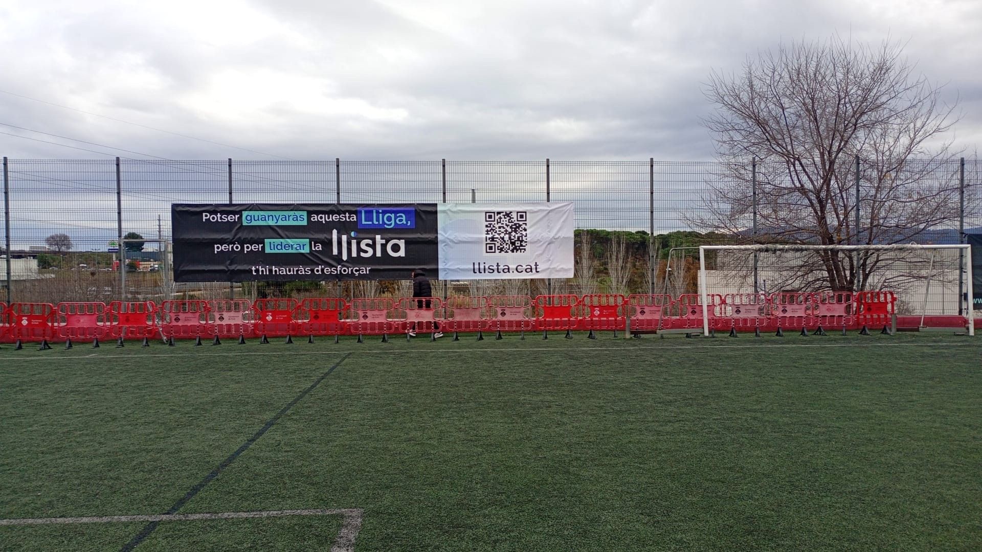 La lona de 10x2 metres al Municipal del 25 de setembre. FOTO: Cedida