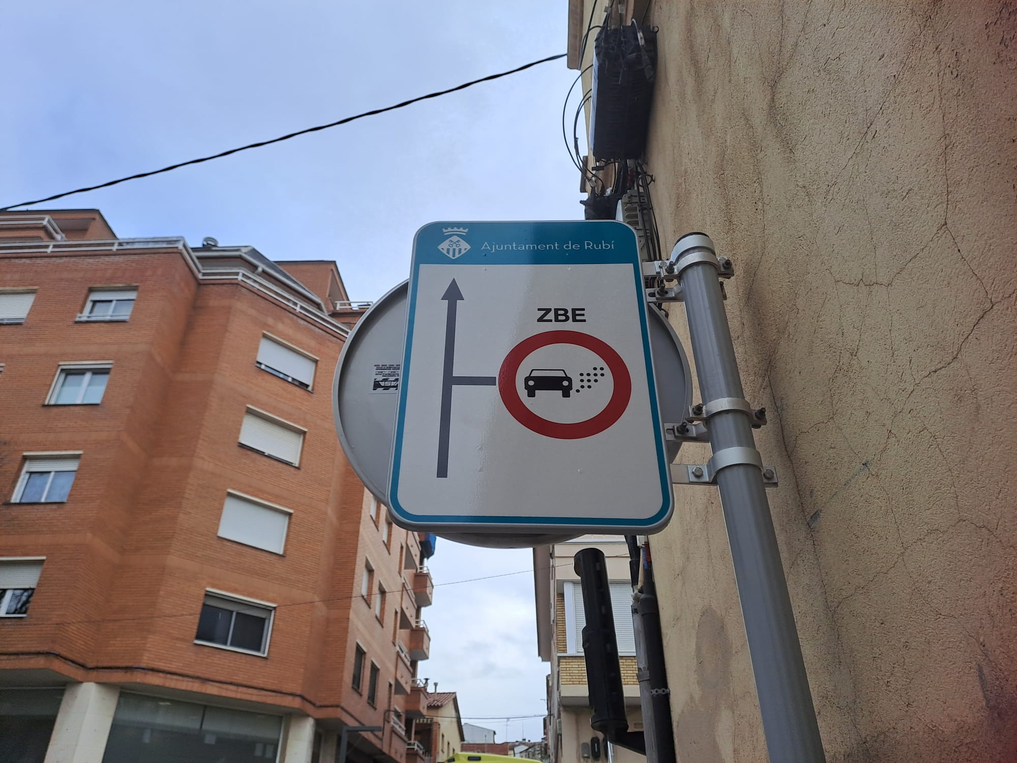 Senyalització de la ZBE a Rubí al carrer Cadmo amb Pau Claris. FOTO: Marta Casas